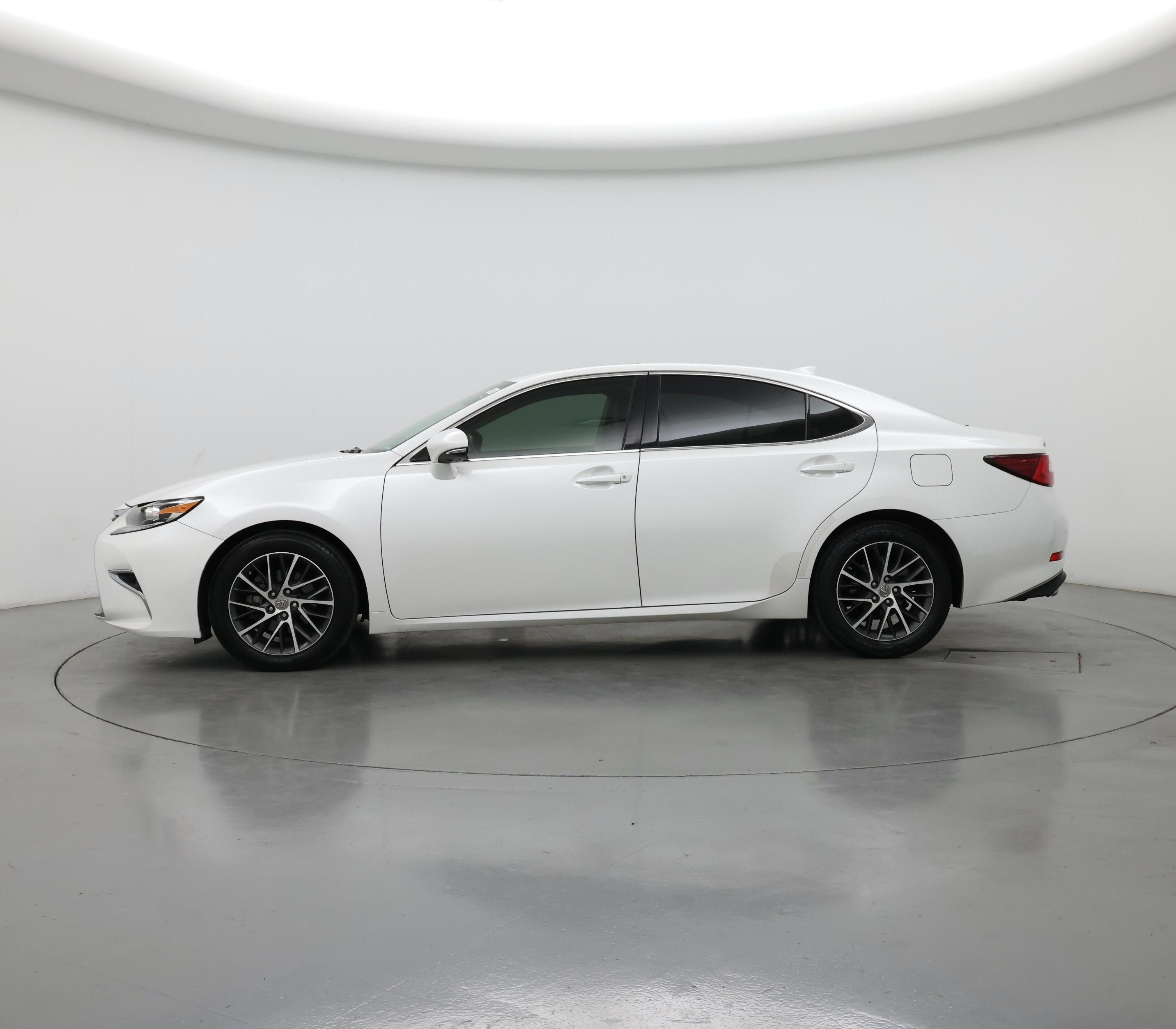 Thumbnail: 2016 Lexus ES - 3