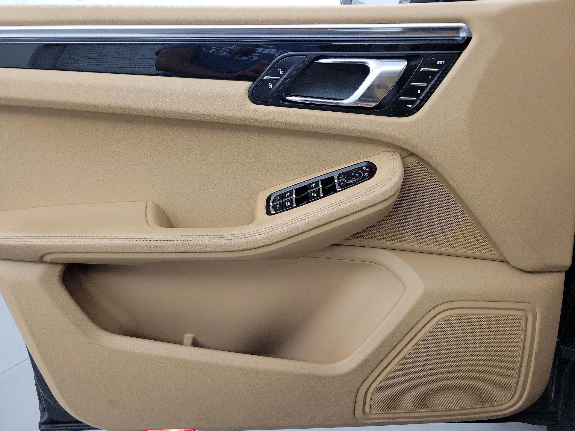 Thumbnail: 2016 Porsche Macan - 12