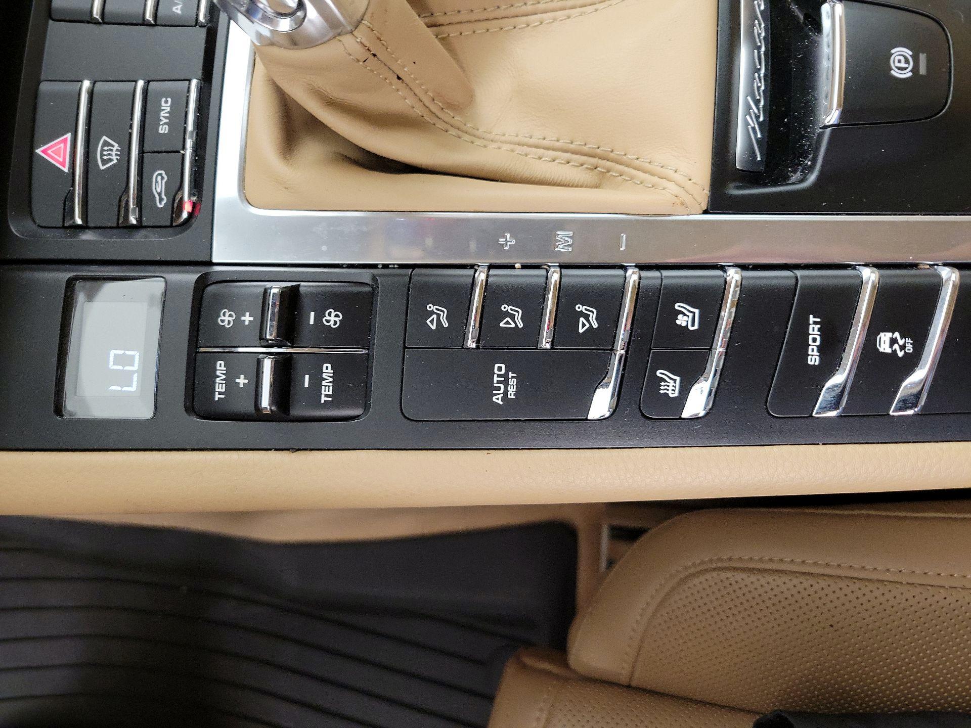 Thumbnail: 2016 Porsche Macan - 17