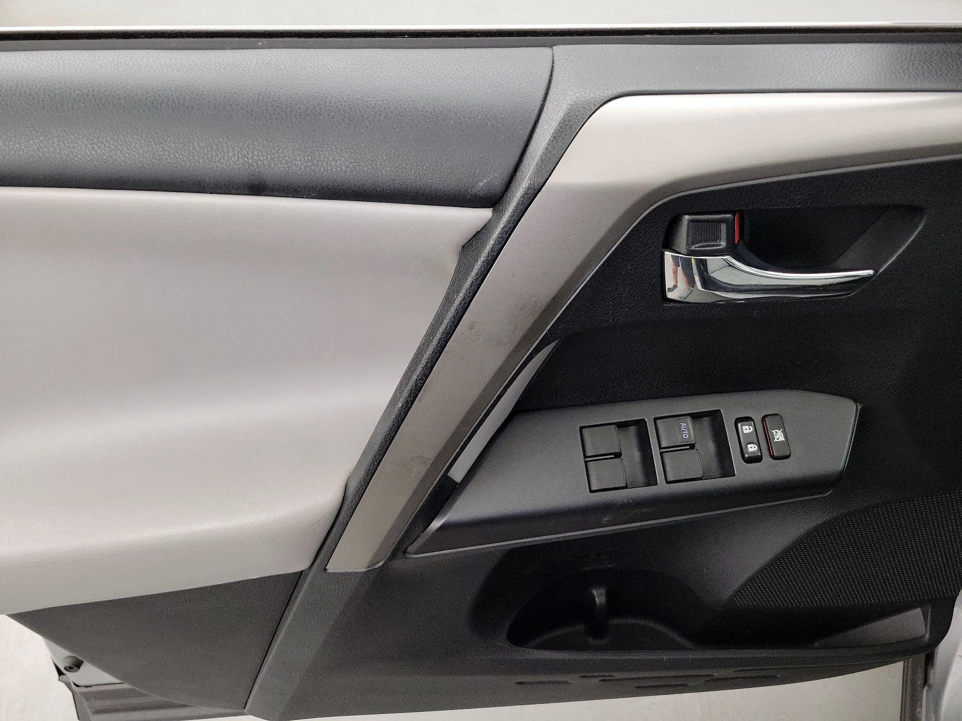 Thumbnail: 2018 Toyota RAV4 - 12