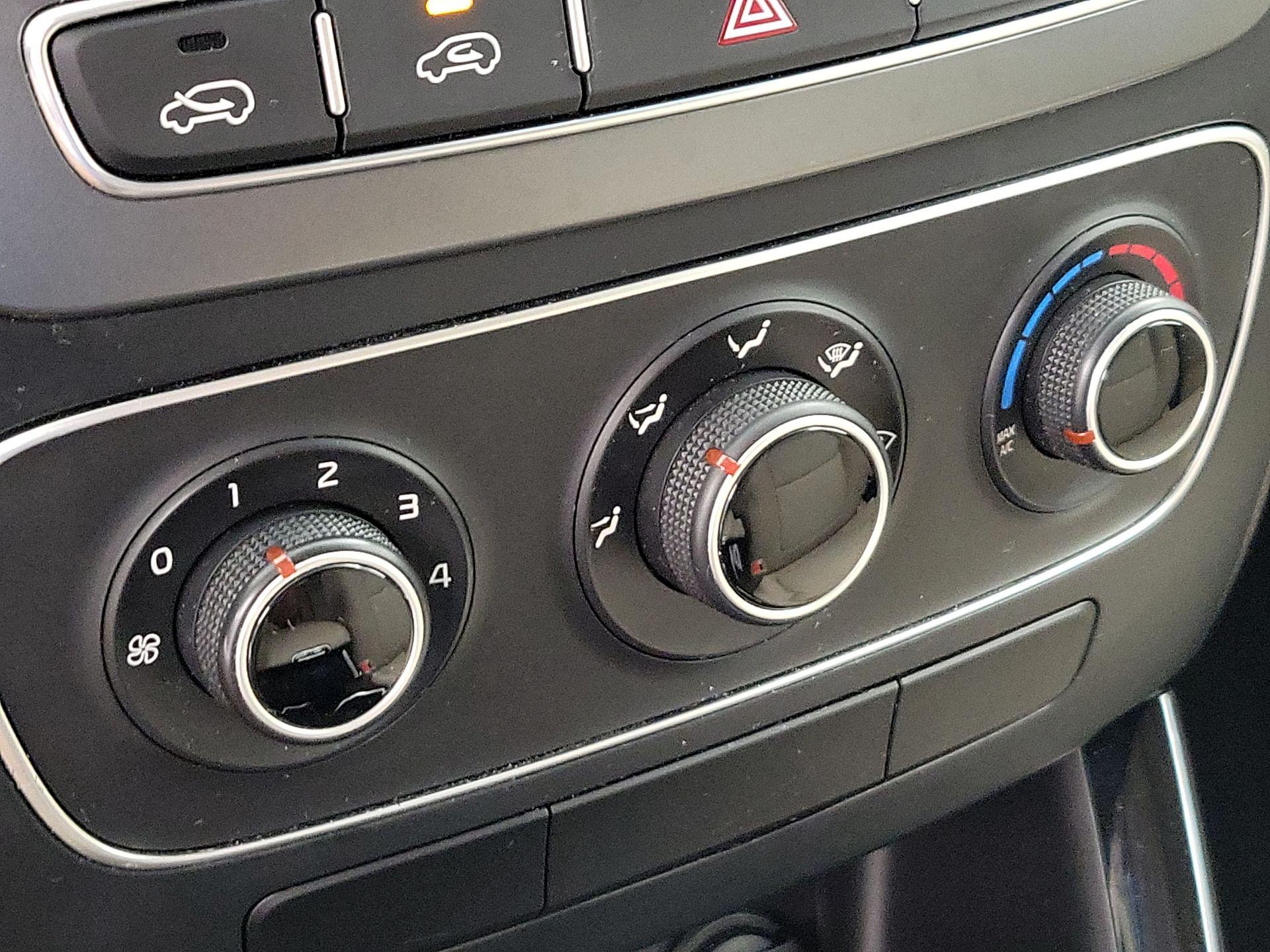 Thumbnail: 2015 Kia Sorento - 15