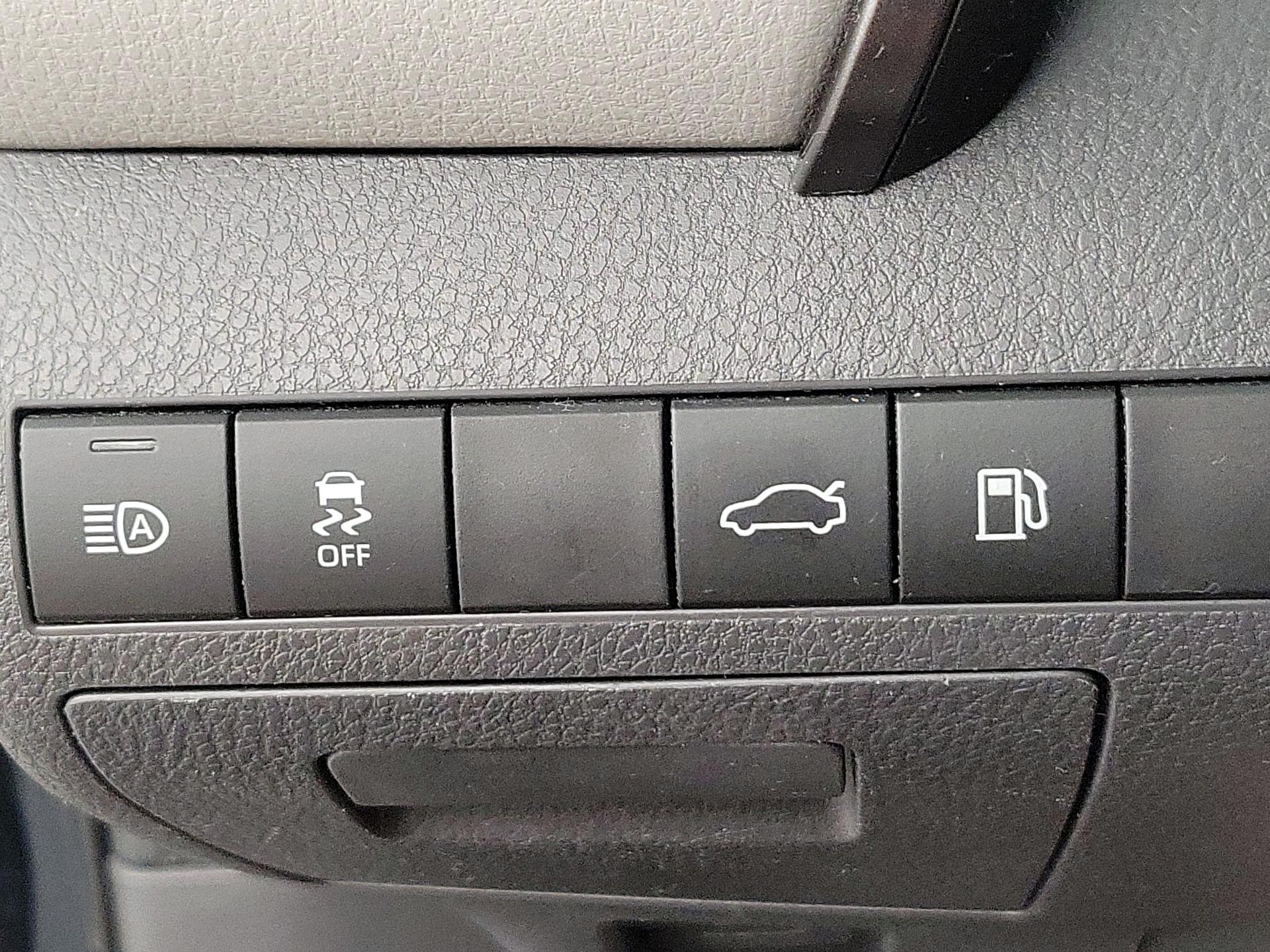 Thumbnail: 2018 Toyota Camry - 13