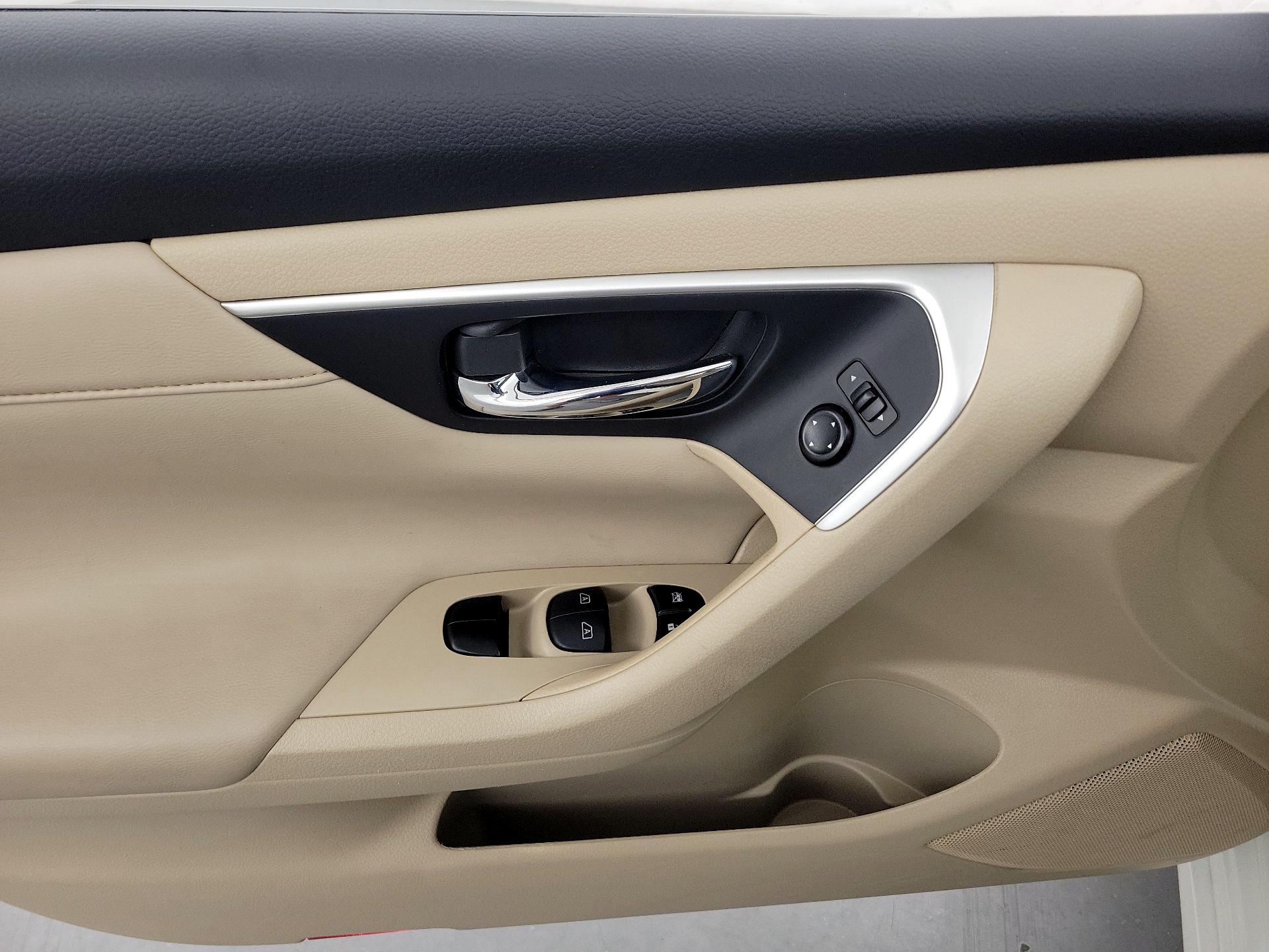 Thumbnail: 2016 Nissan Altima - 12