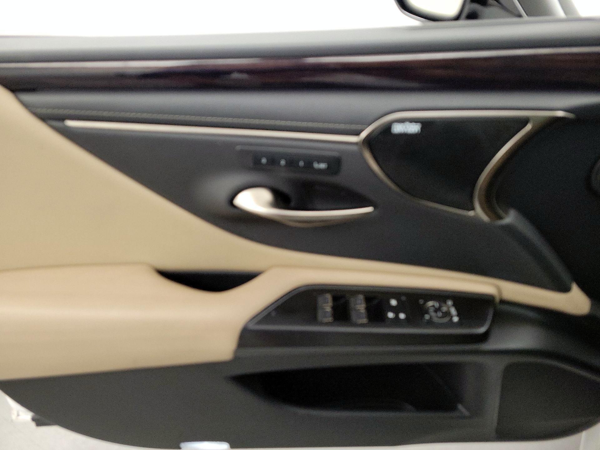 Thumbnail: 2021 Lexus ES - 12