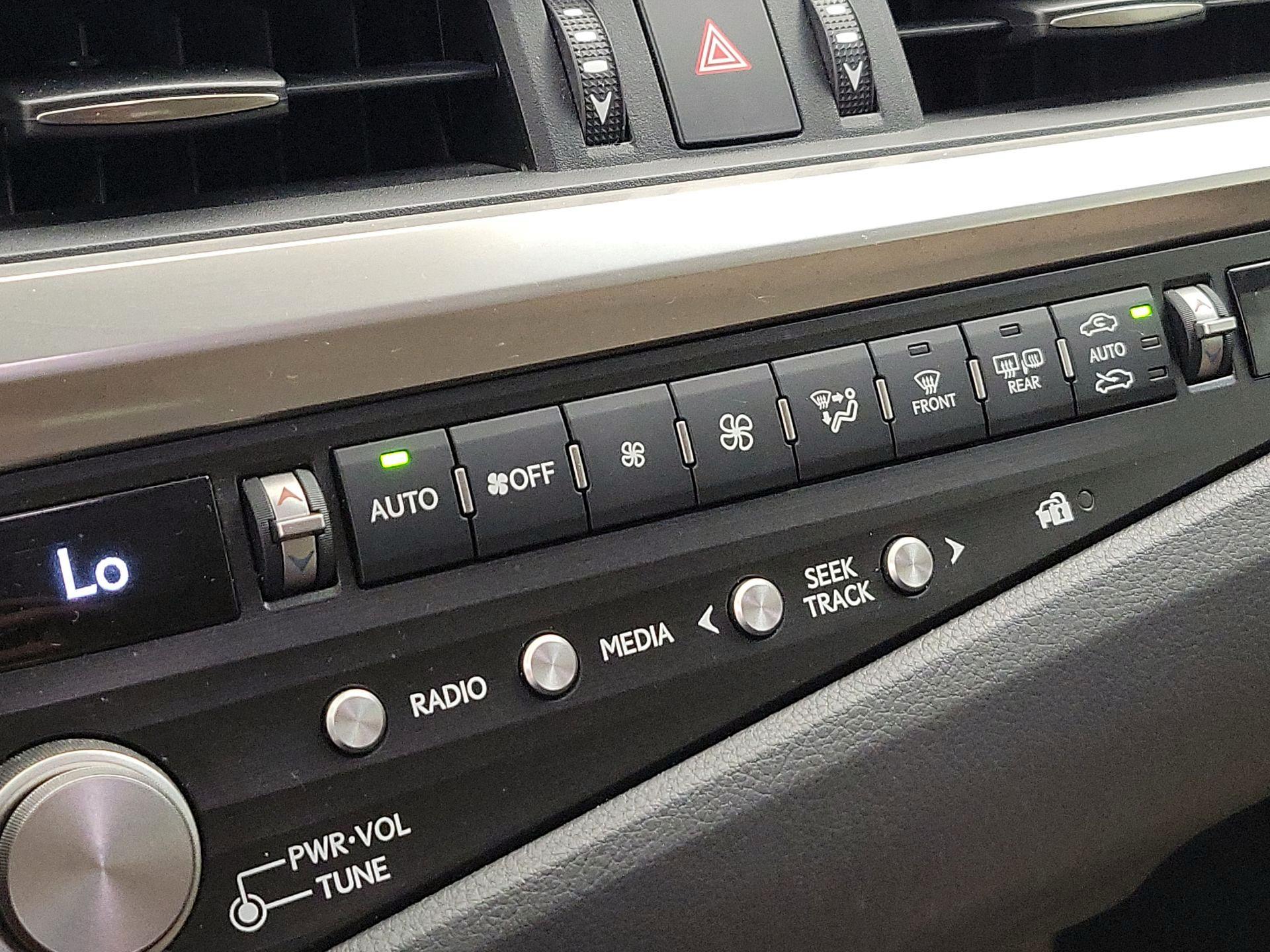 Thumbnail: 2021 Lexus ES - 17