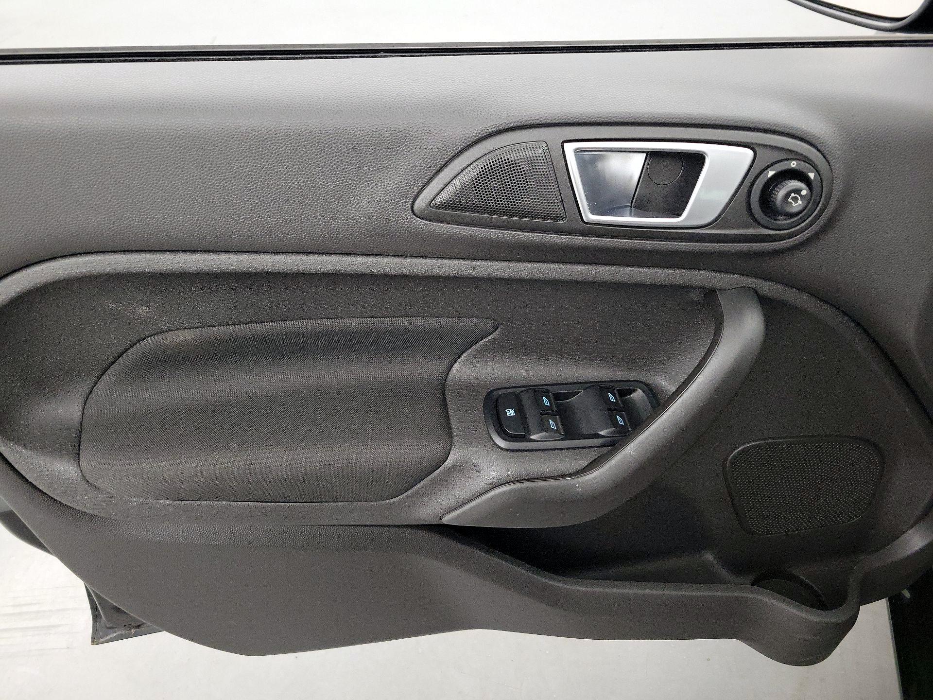 Thumbnail: 2016 Ford Fiesta - 12