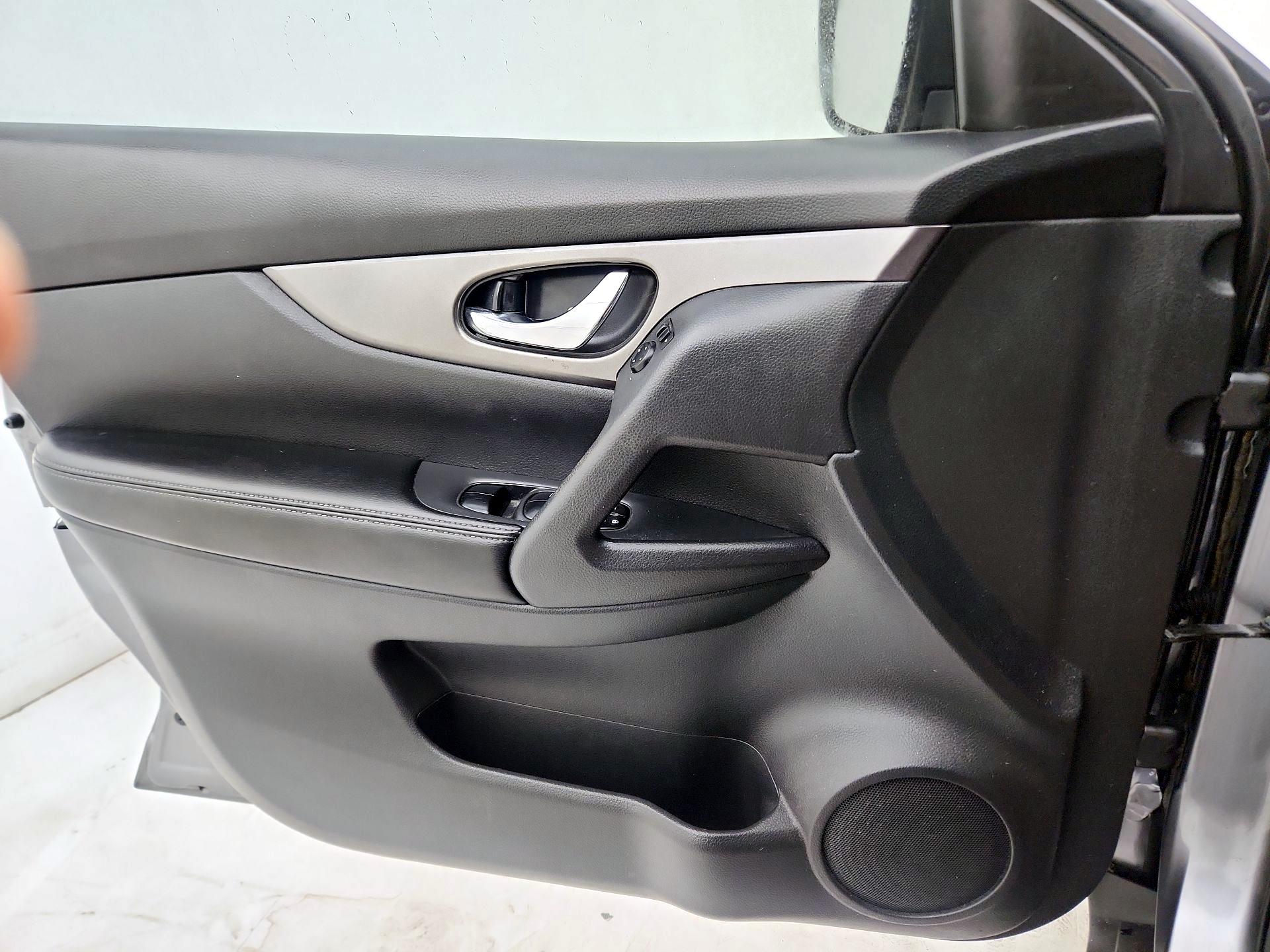 Thumbnail: 2016 Nissan Rogue - 12