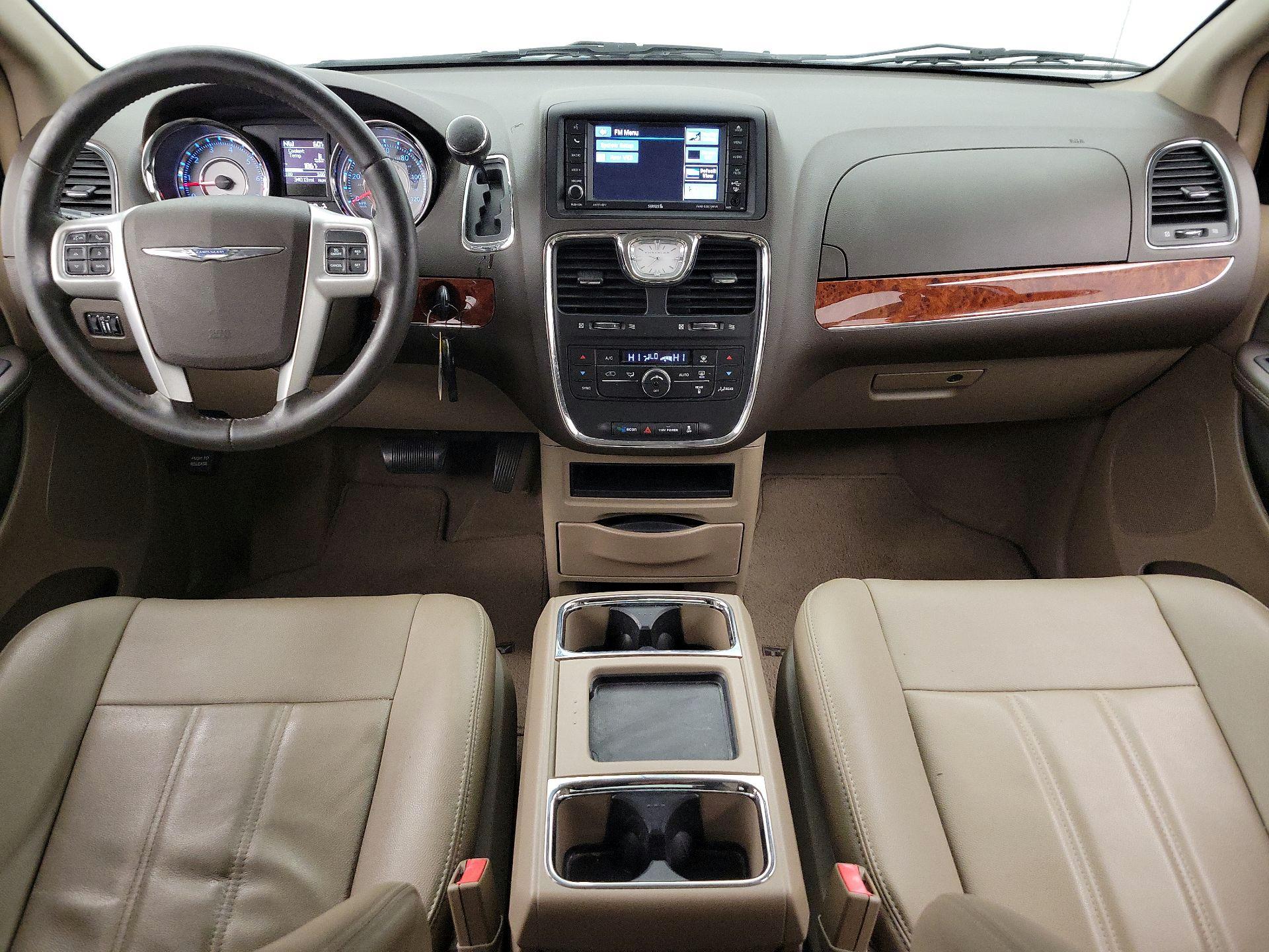 Thumbnail: 2016 Chrysler Town & Country - 9