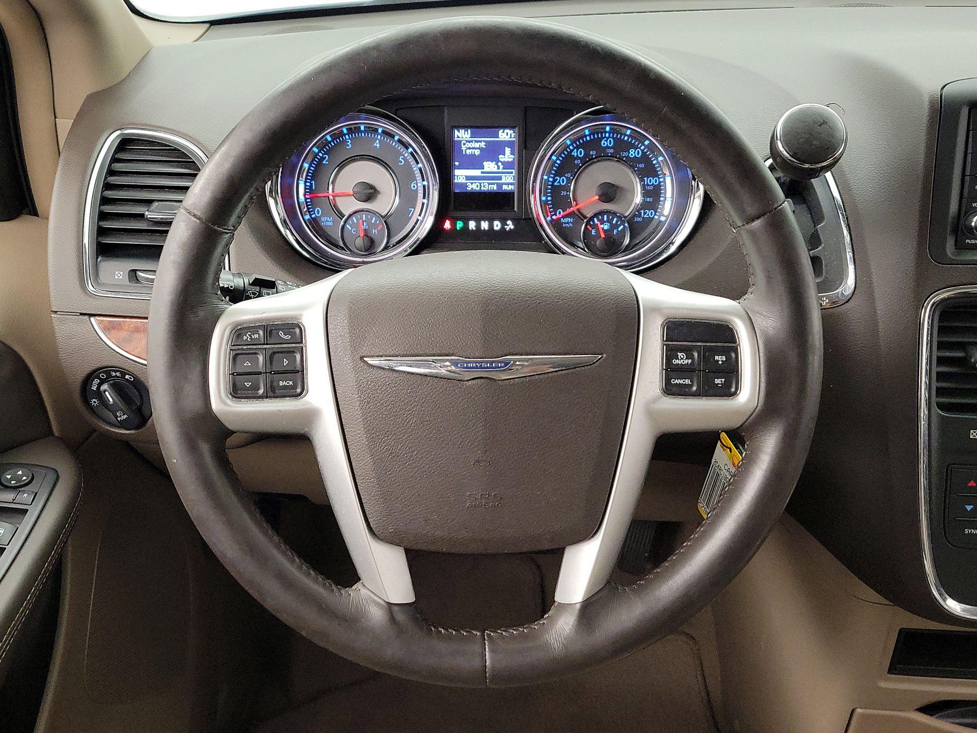 Thumbnail: 2016 Chrysler Town & Country - 10