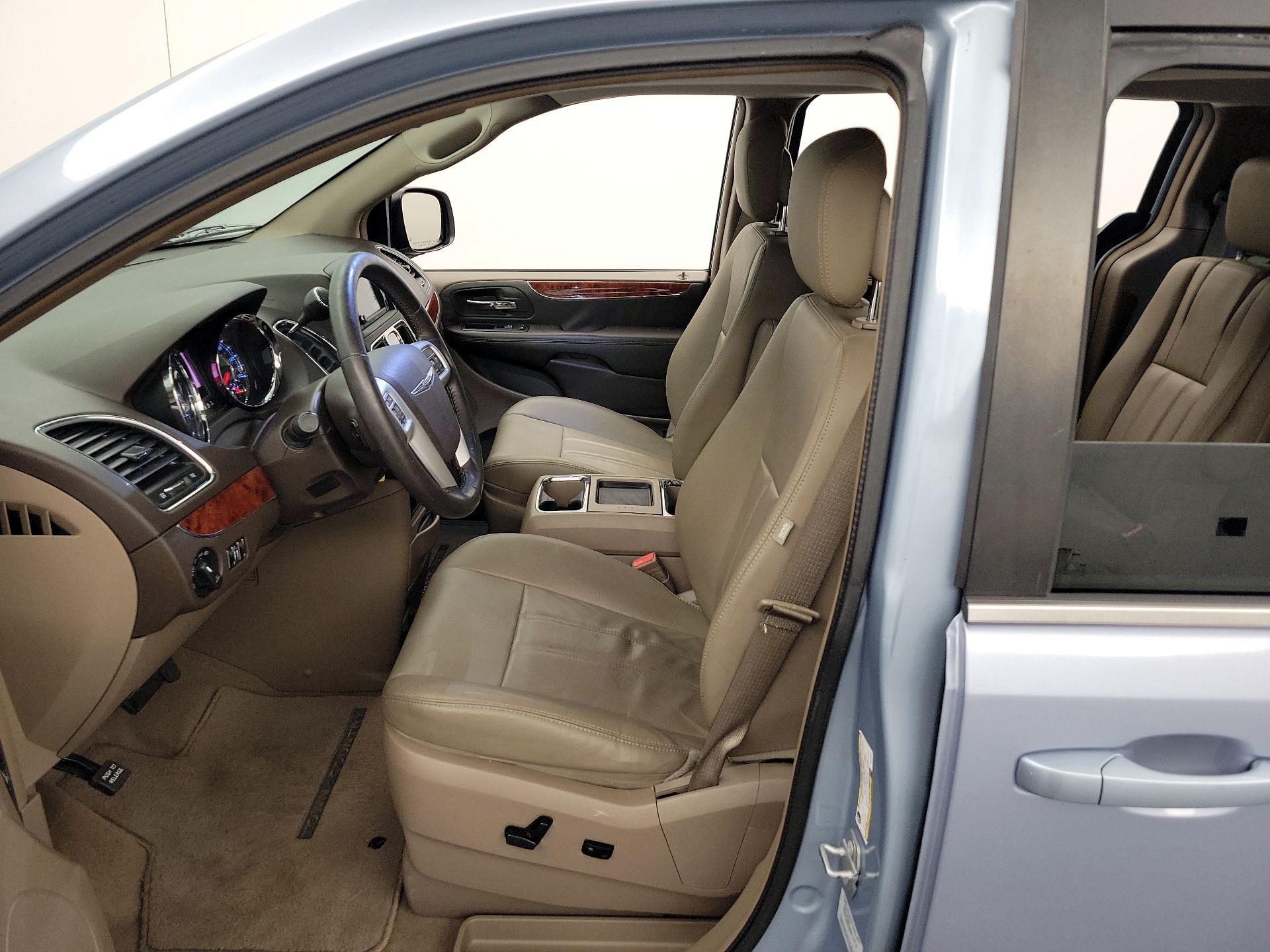 Thumbnail: 2016 Chrysler Town & Country - 11