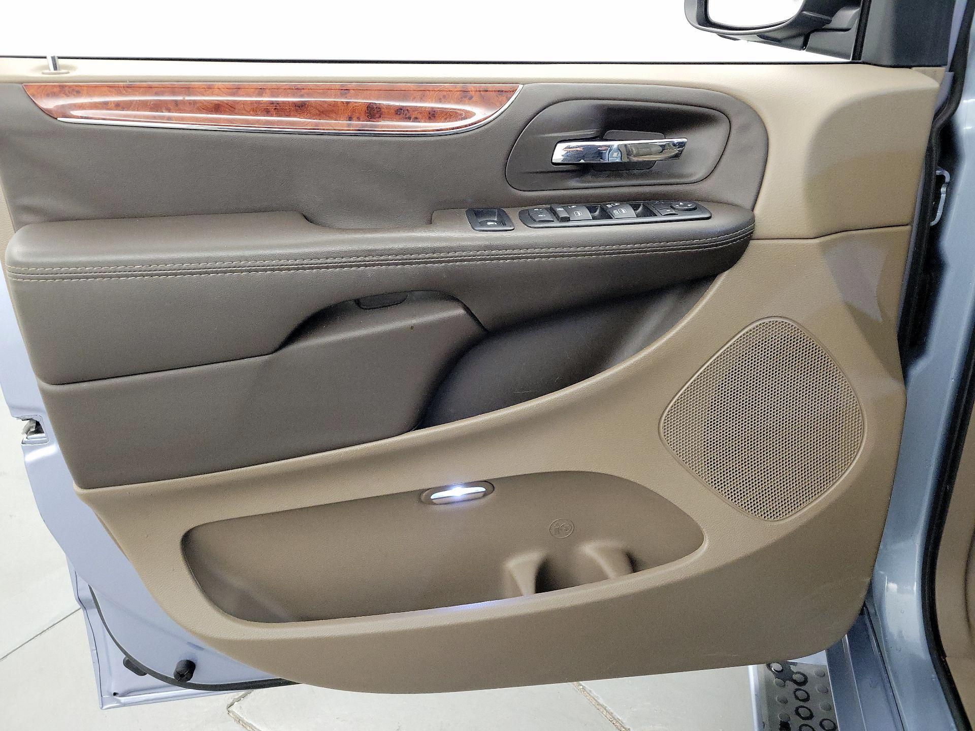 Thumbnail: 2016 Chrysler Town & Country - 12