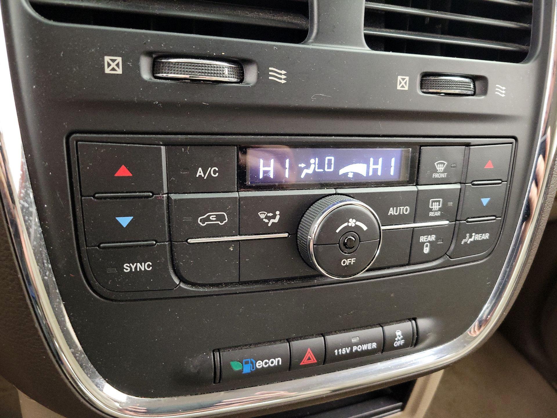 Thumbnail: 2016 Chrysler Town & Country - 16