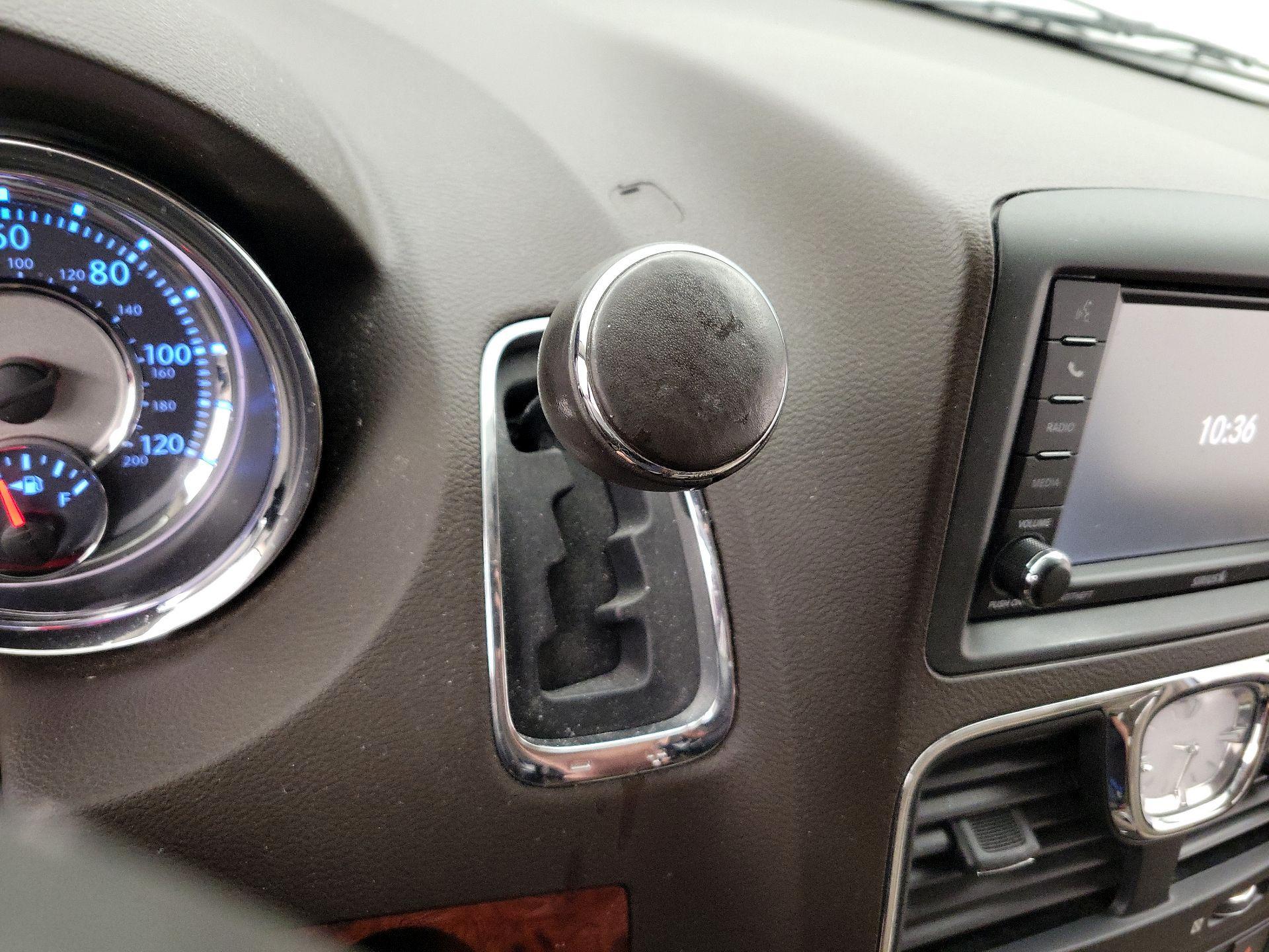 Thumbnail: 2016 Chrysler Town & Country - 17