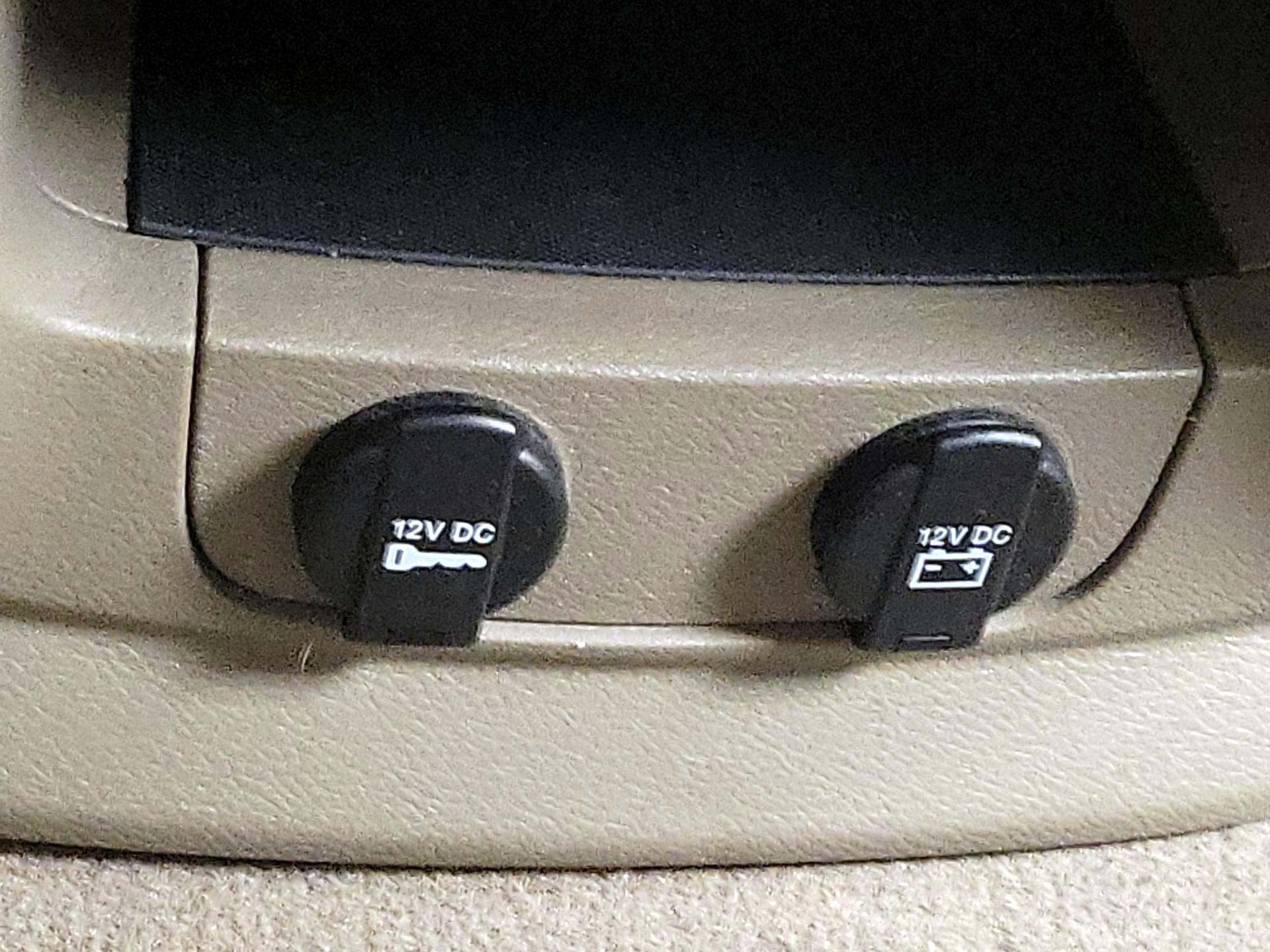 Thumbnail: 2016 Chrysler Town & Country - 18