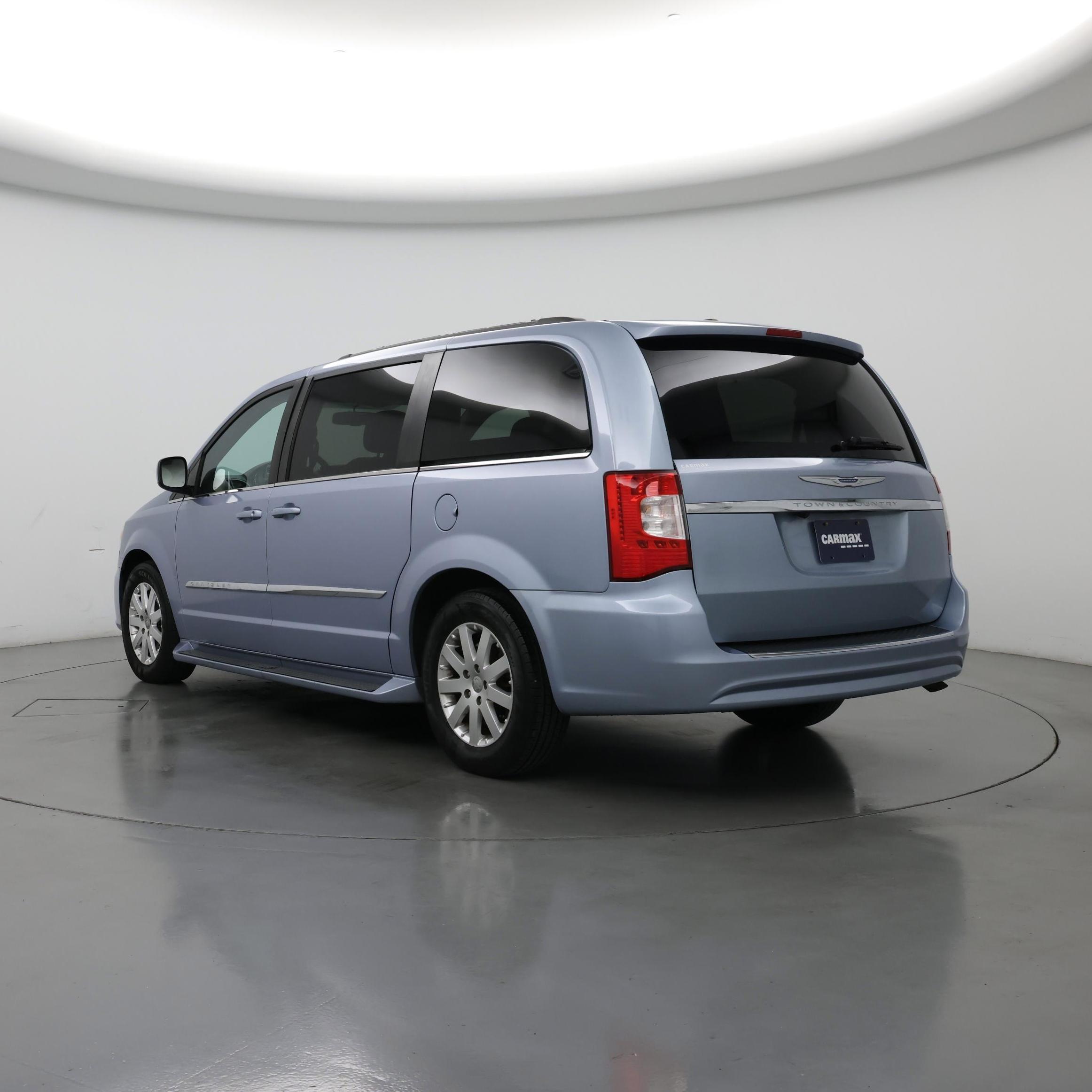 Thumbnail: 2016 Chrysler Town & Country - 2