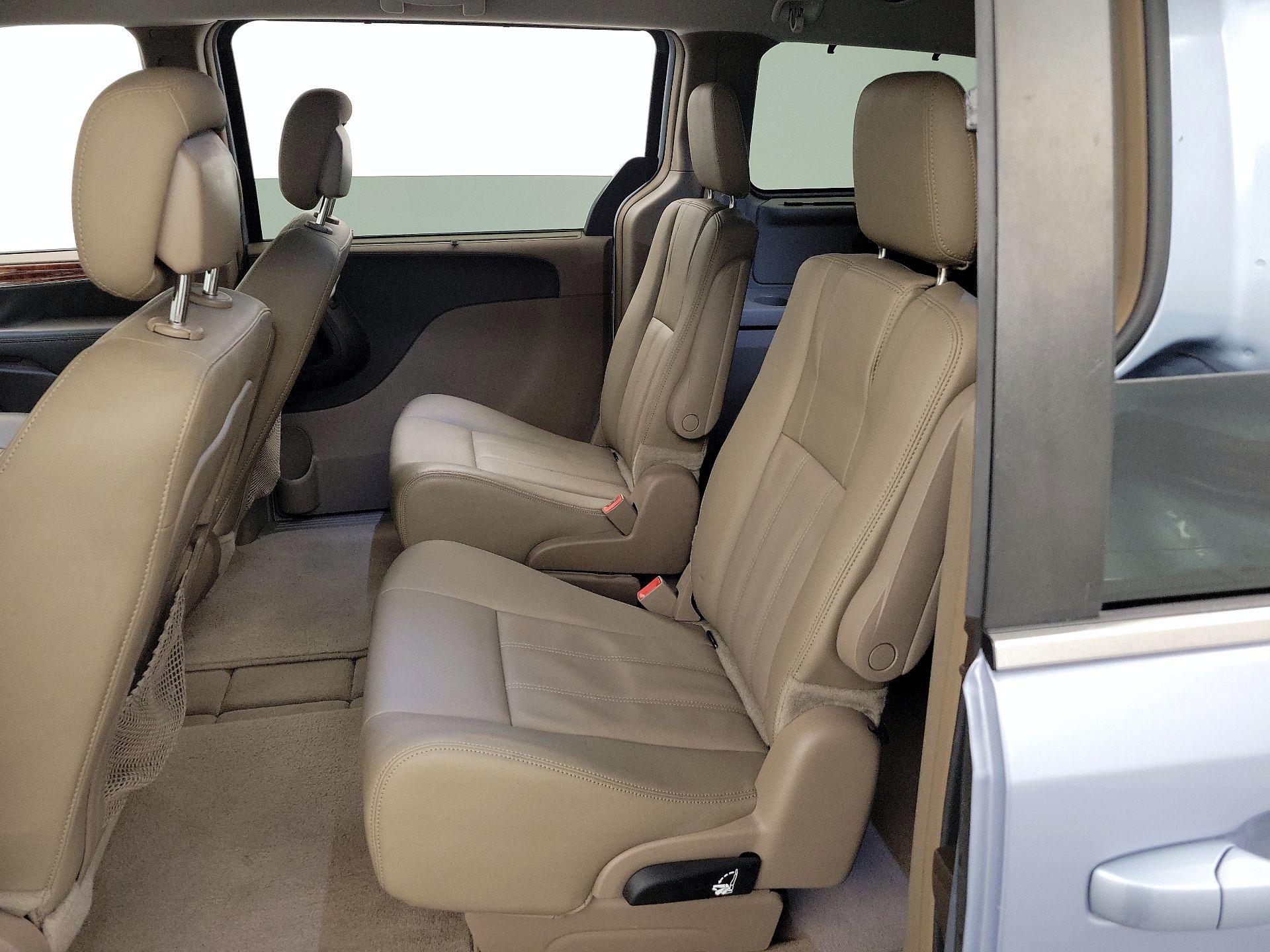 Thumbnail: 2016 Chrysler Town & Country - 19