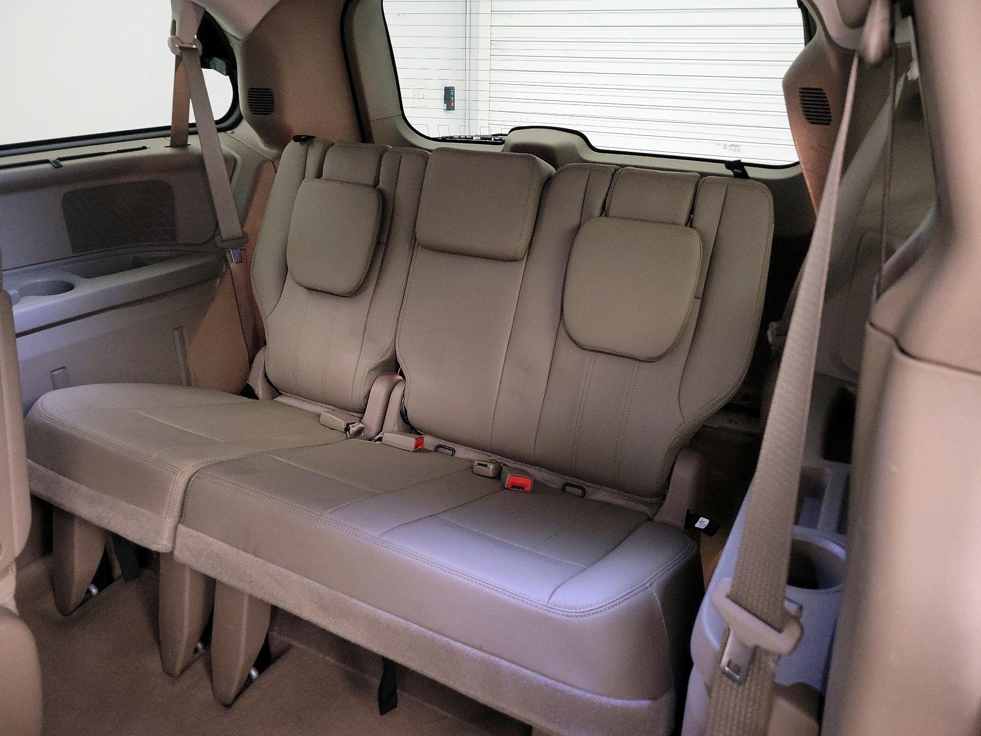 Thumbnail: 2016 Chrysler Town & Country - 20