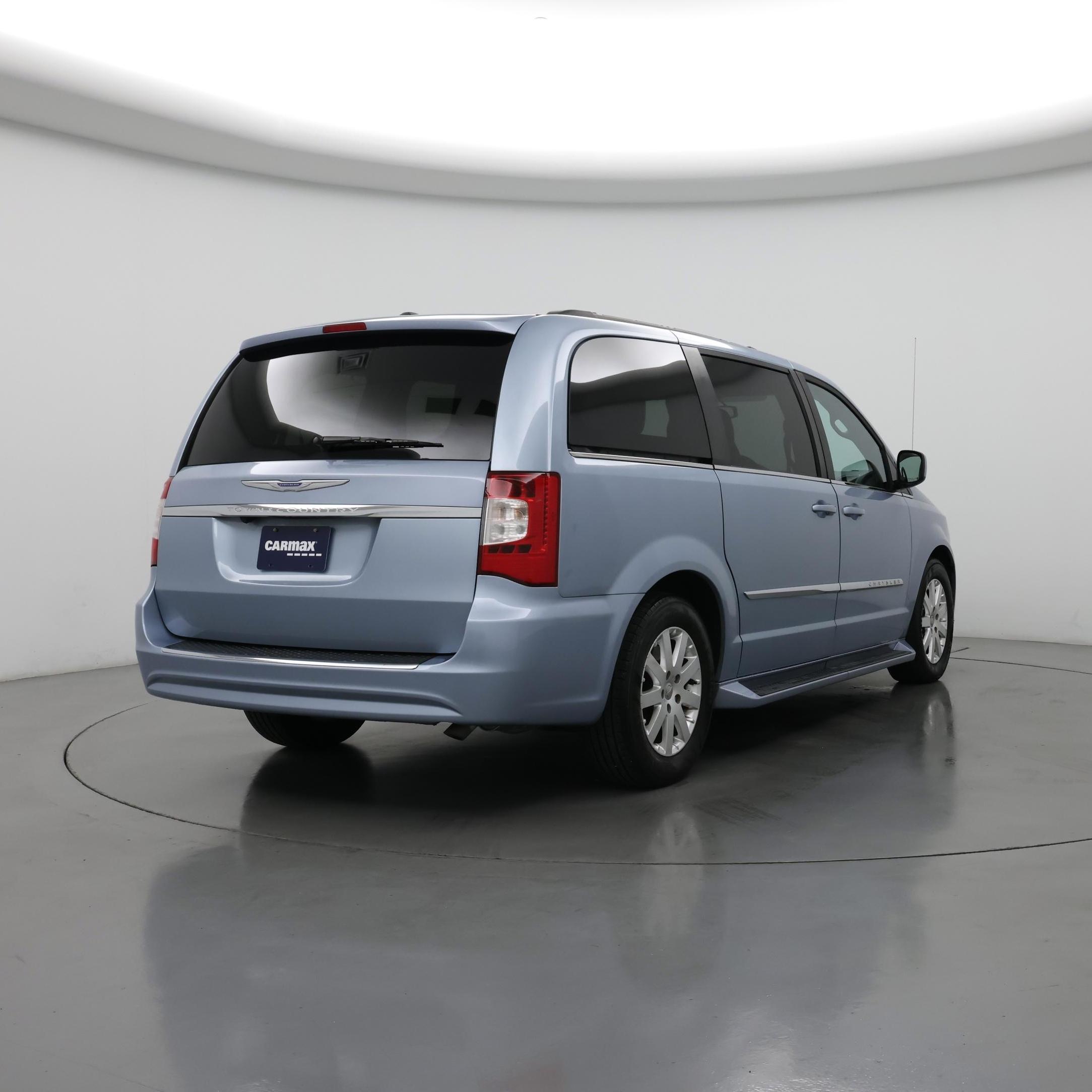 Thumbnail: 2016 Chrysler Town & Country - 8