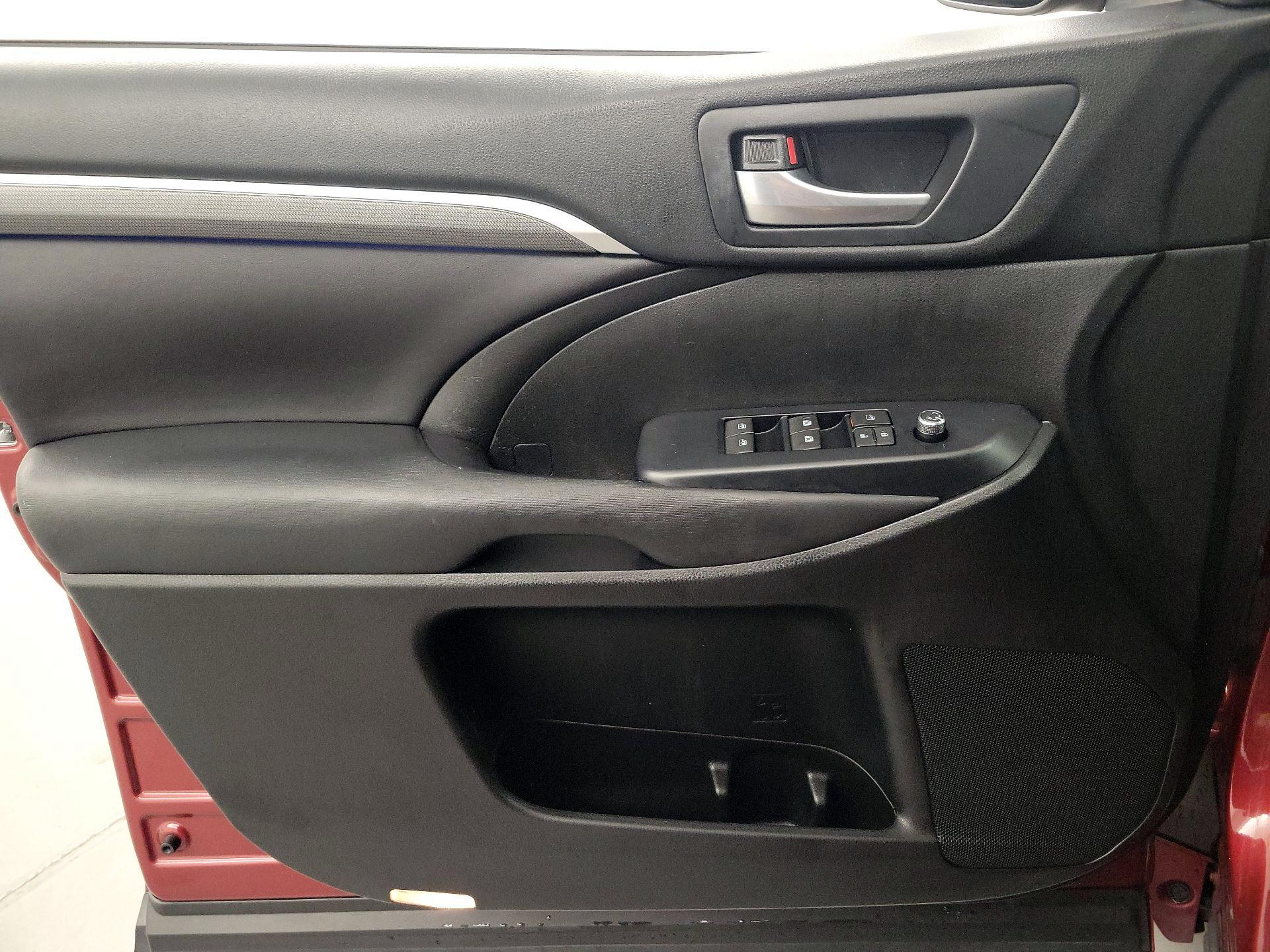 Thumbnail: 2017 Toyota Highlander - 12