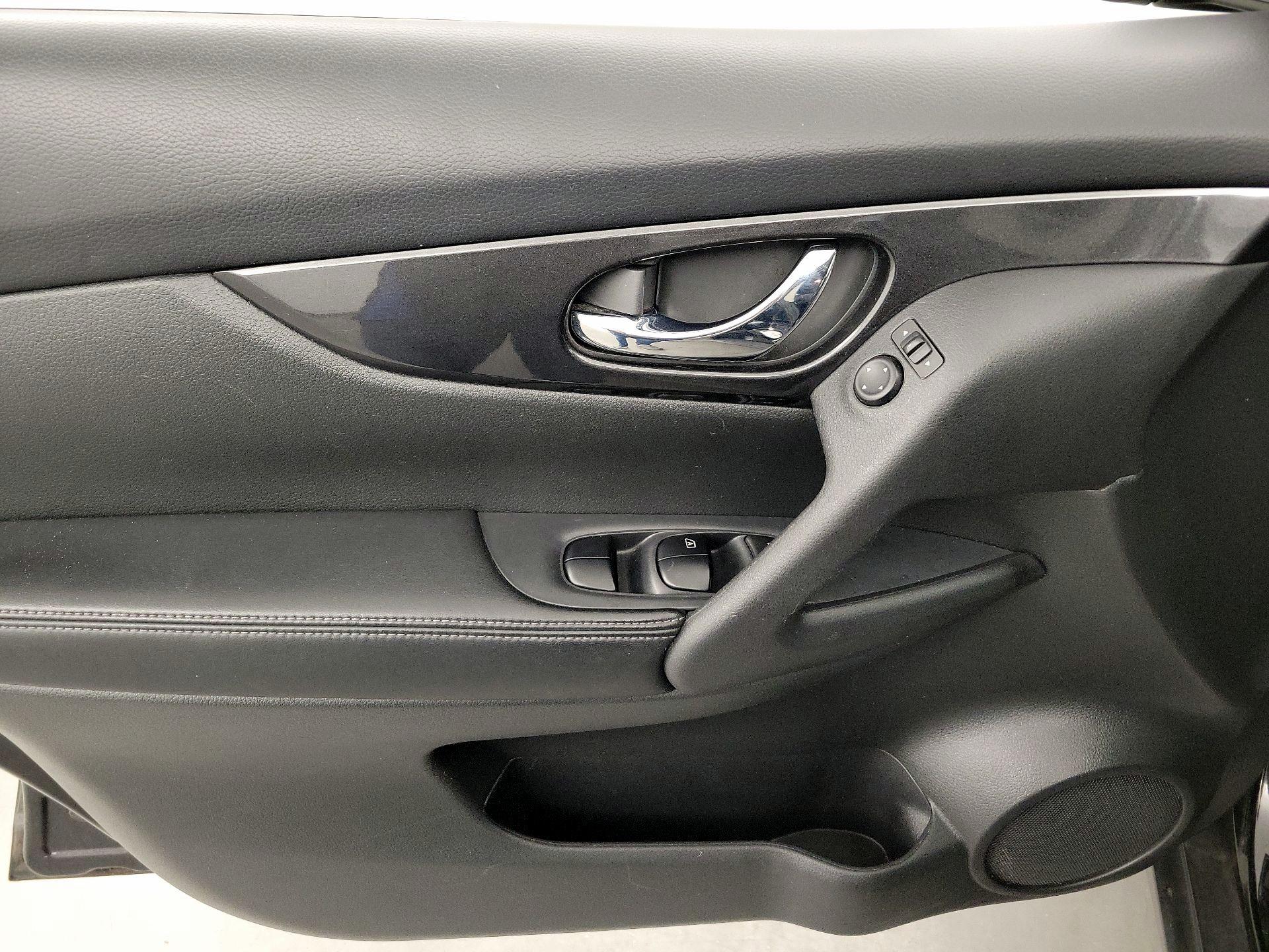 Thumbnail: 2017 Nissan Rogue - 12