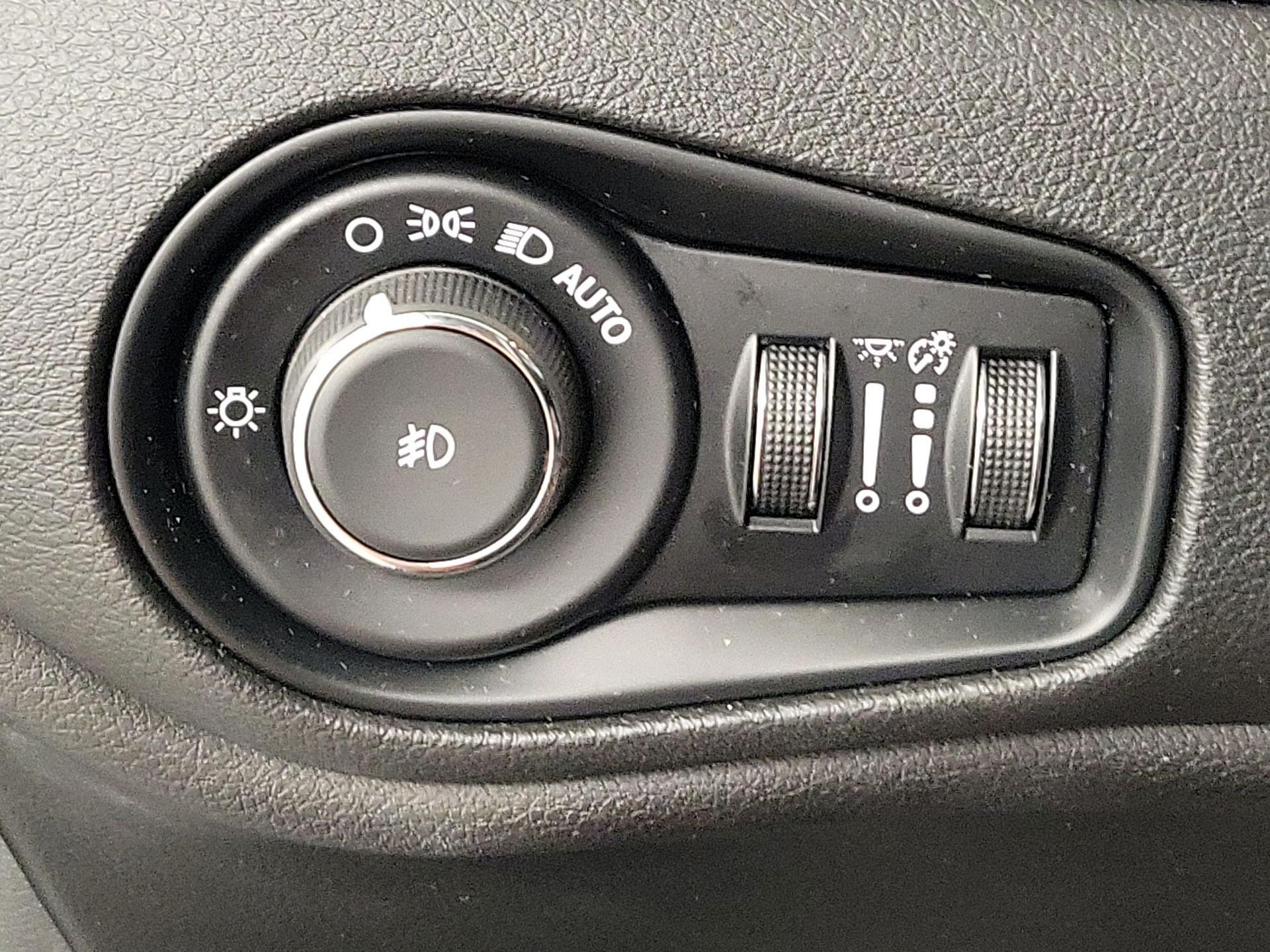 Thumbnail: 2015 Jeep Renegade - 13