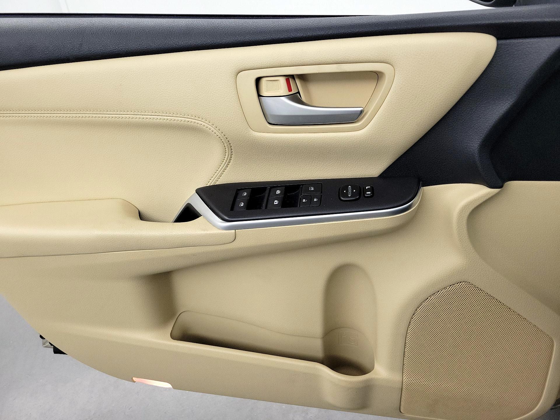 Thumbnail: 2015 Toyota Camry - 12