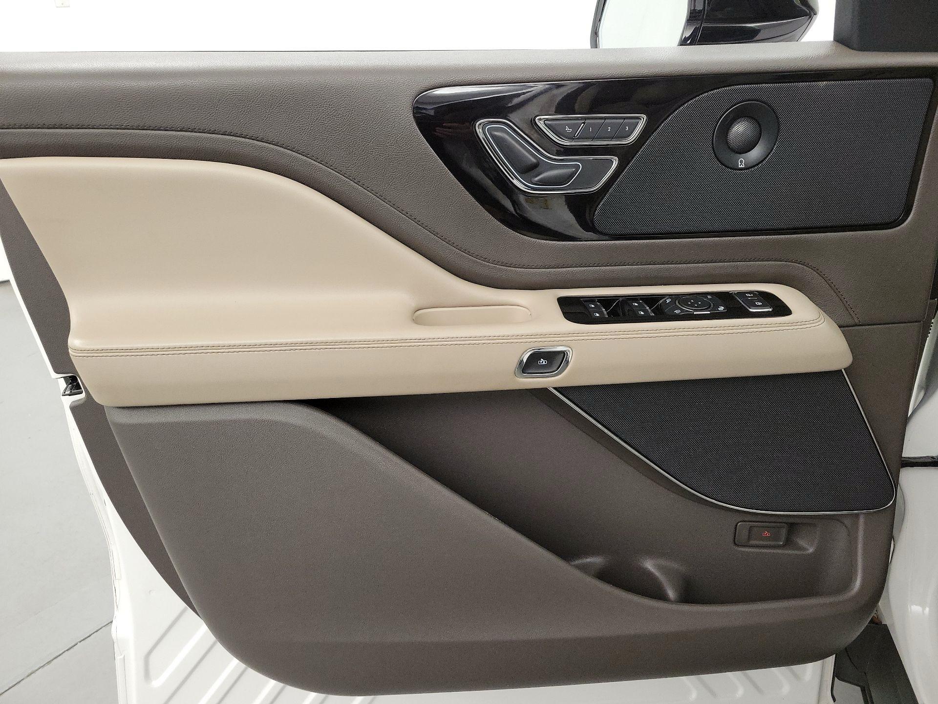 Thumbnail: 2020 Lincoln Aviator - 12