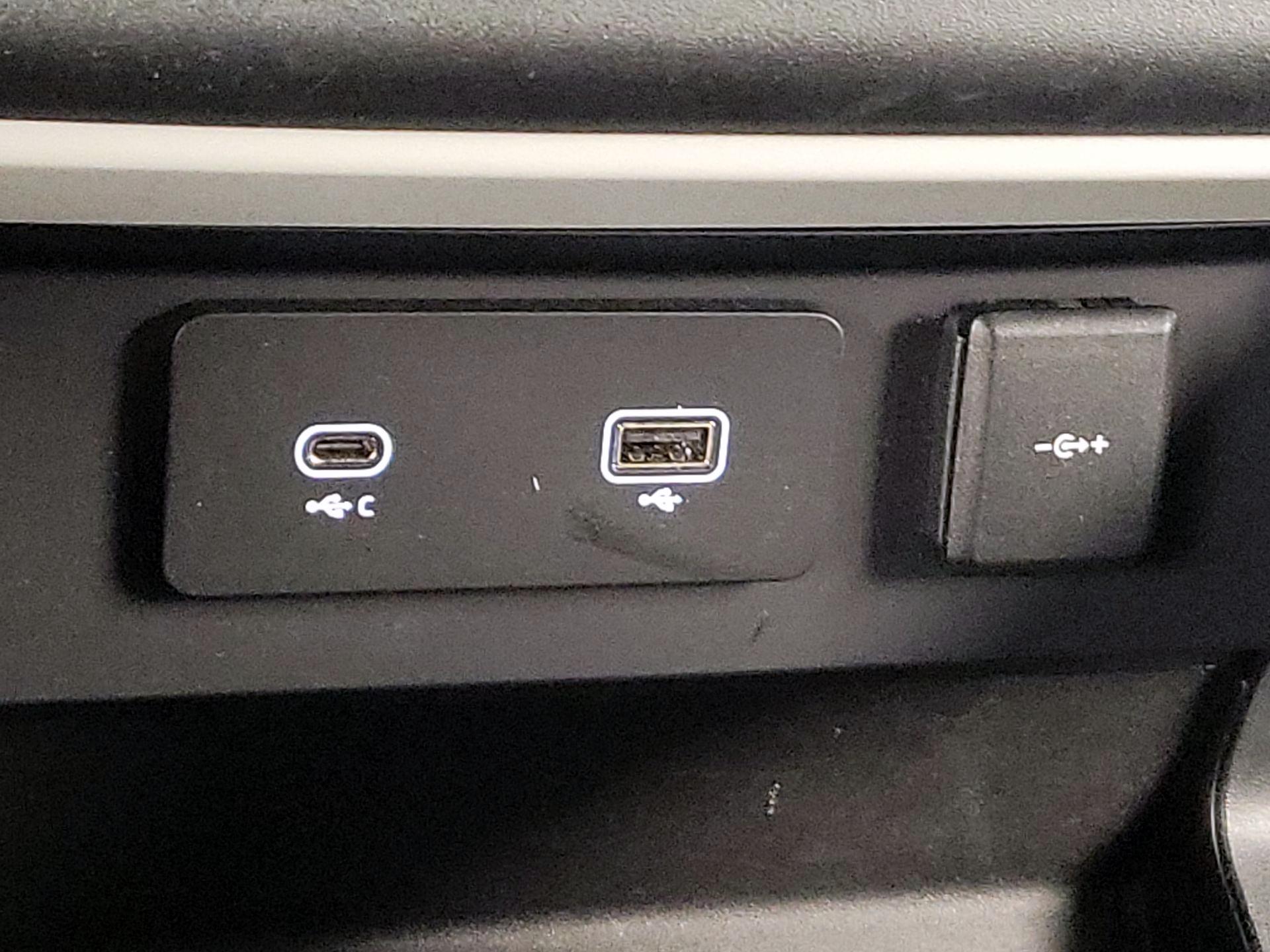 Thumbnail: 2023 Land Rover Defender - 18