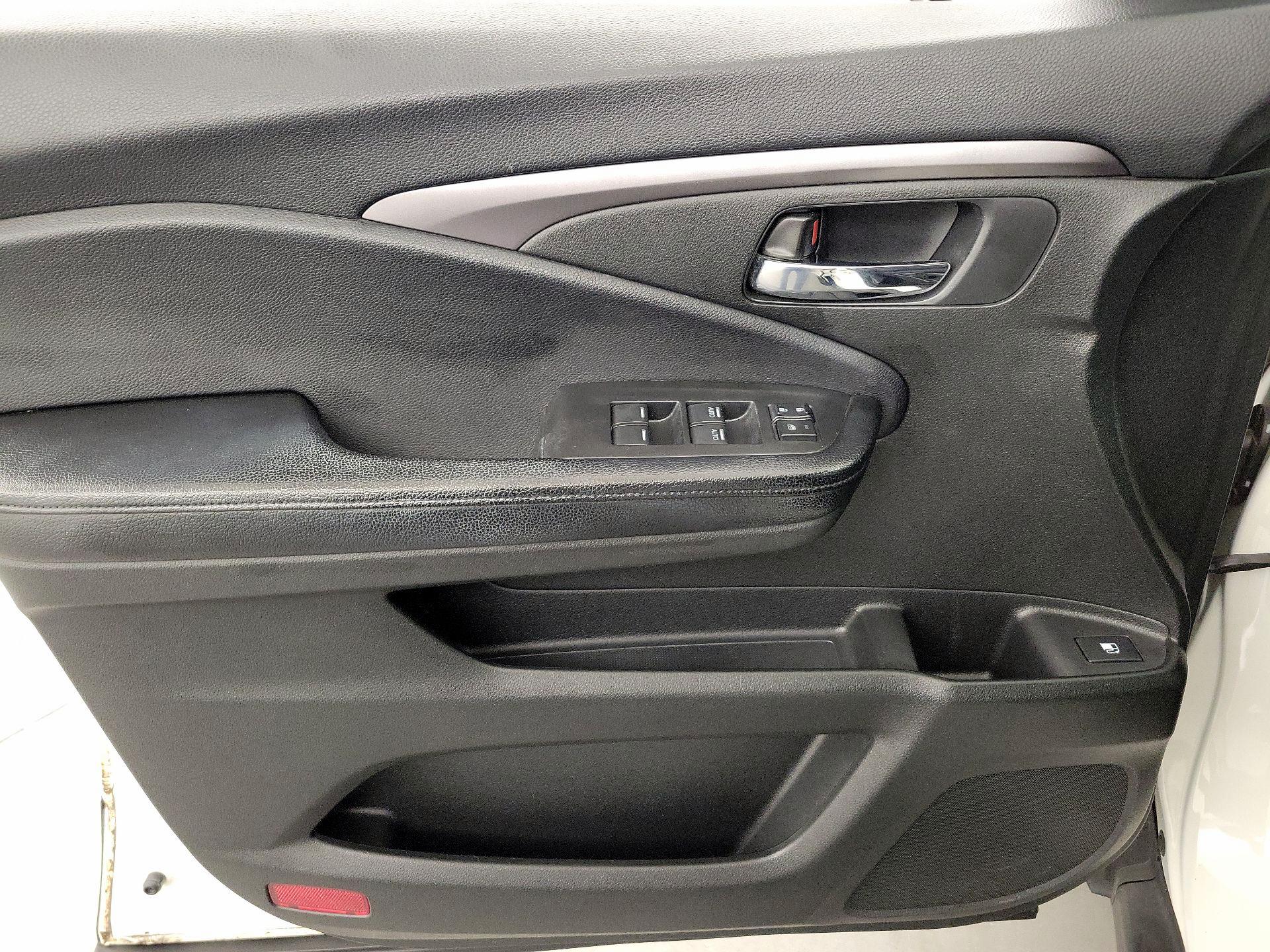 Thumbnail: 2017 Honda Pilot - 12