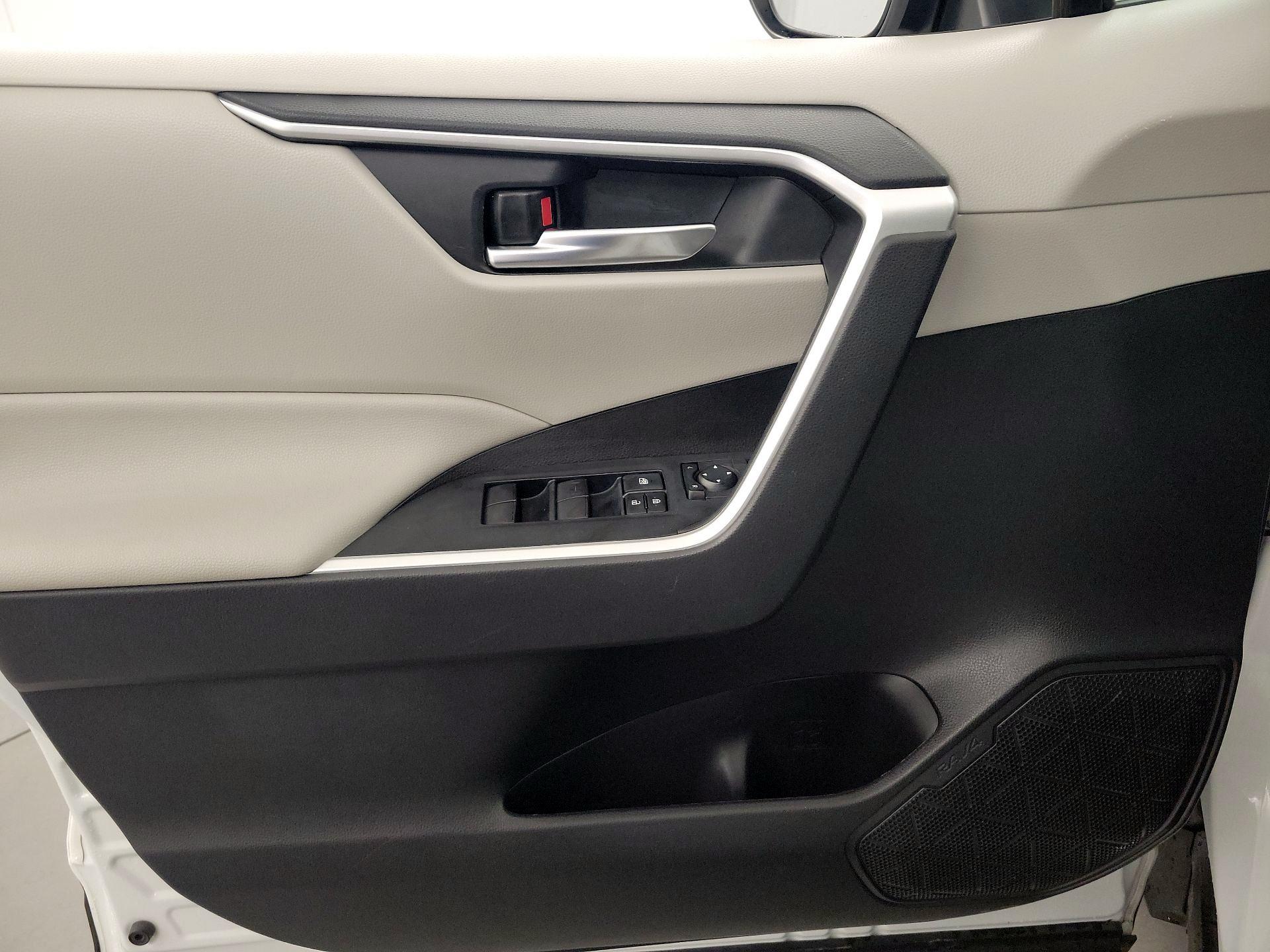 Thumbnail: 2020 Toyota RAV4 - 12