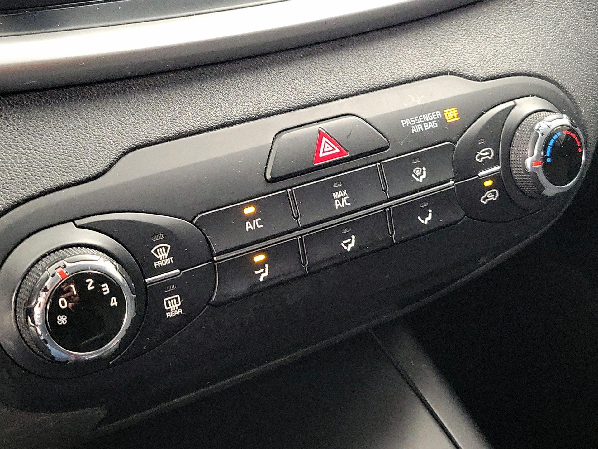 Thumbnail: 2016 Kia Sorento - 16