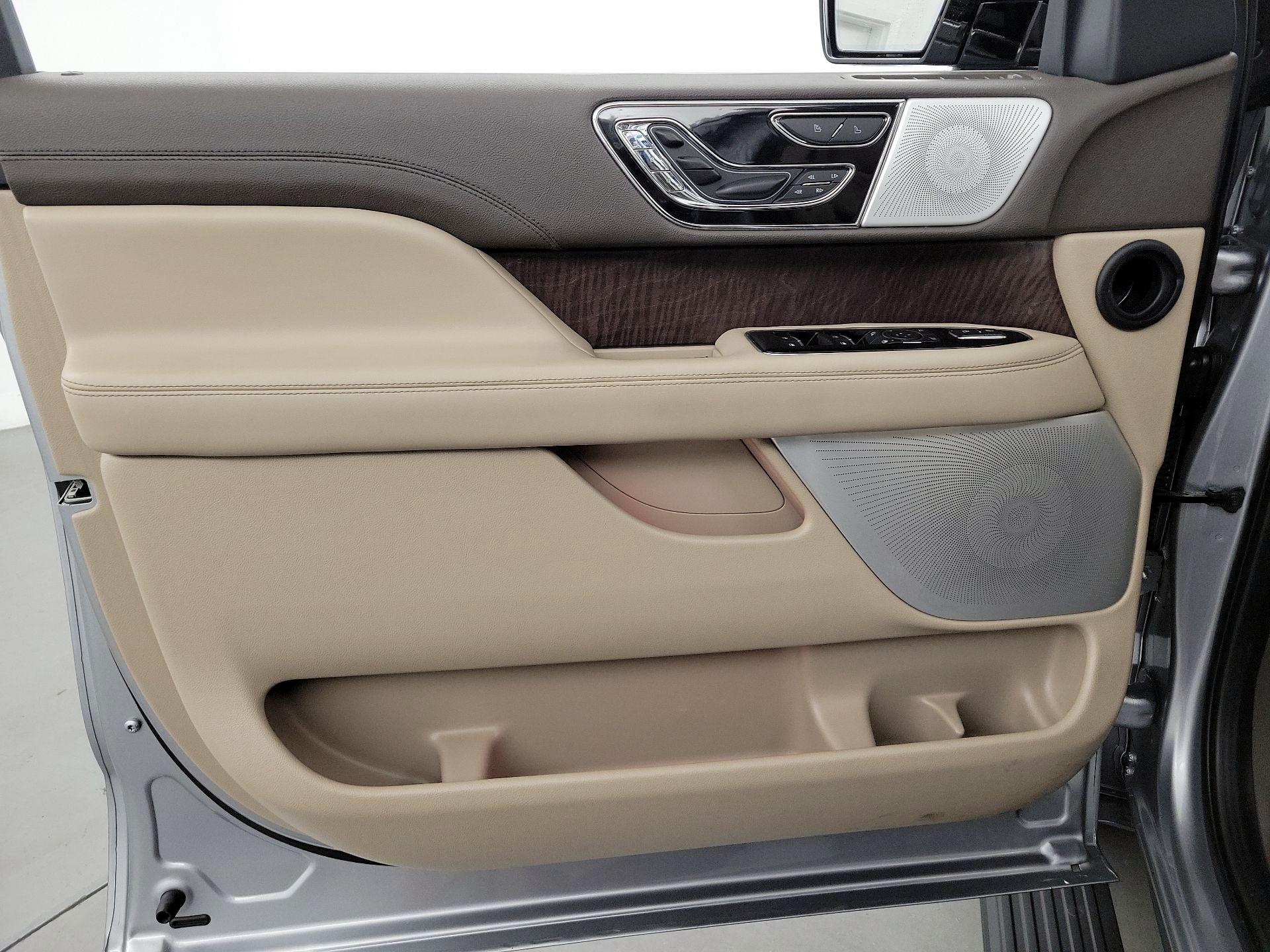 Thumbnail: 2023 Lincoln Navigator - 12