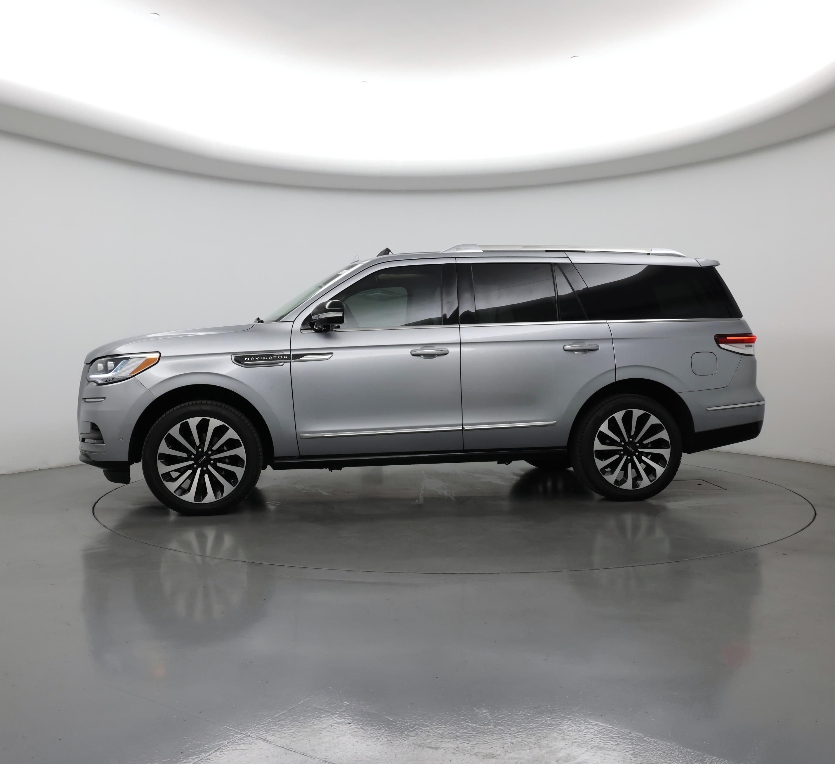 Thumbnail: 2023 Lincoln Navigator - 3