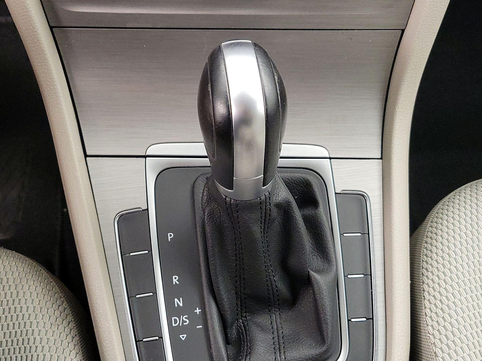 Thumbnail: 2017 Volkswagen Golf - 17