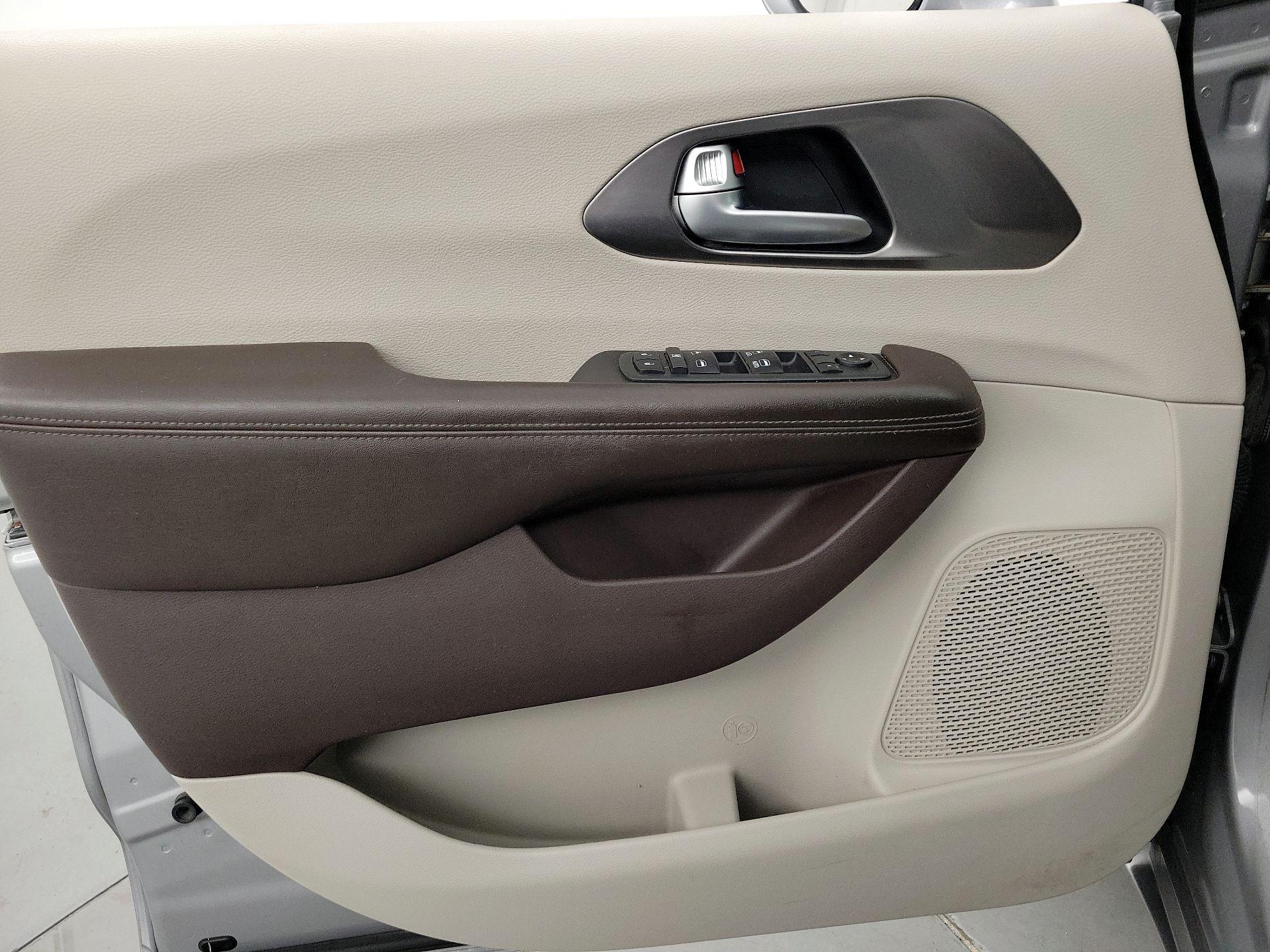 Thumbnail: 2018 Chrysler Pacifica - 12