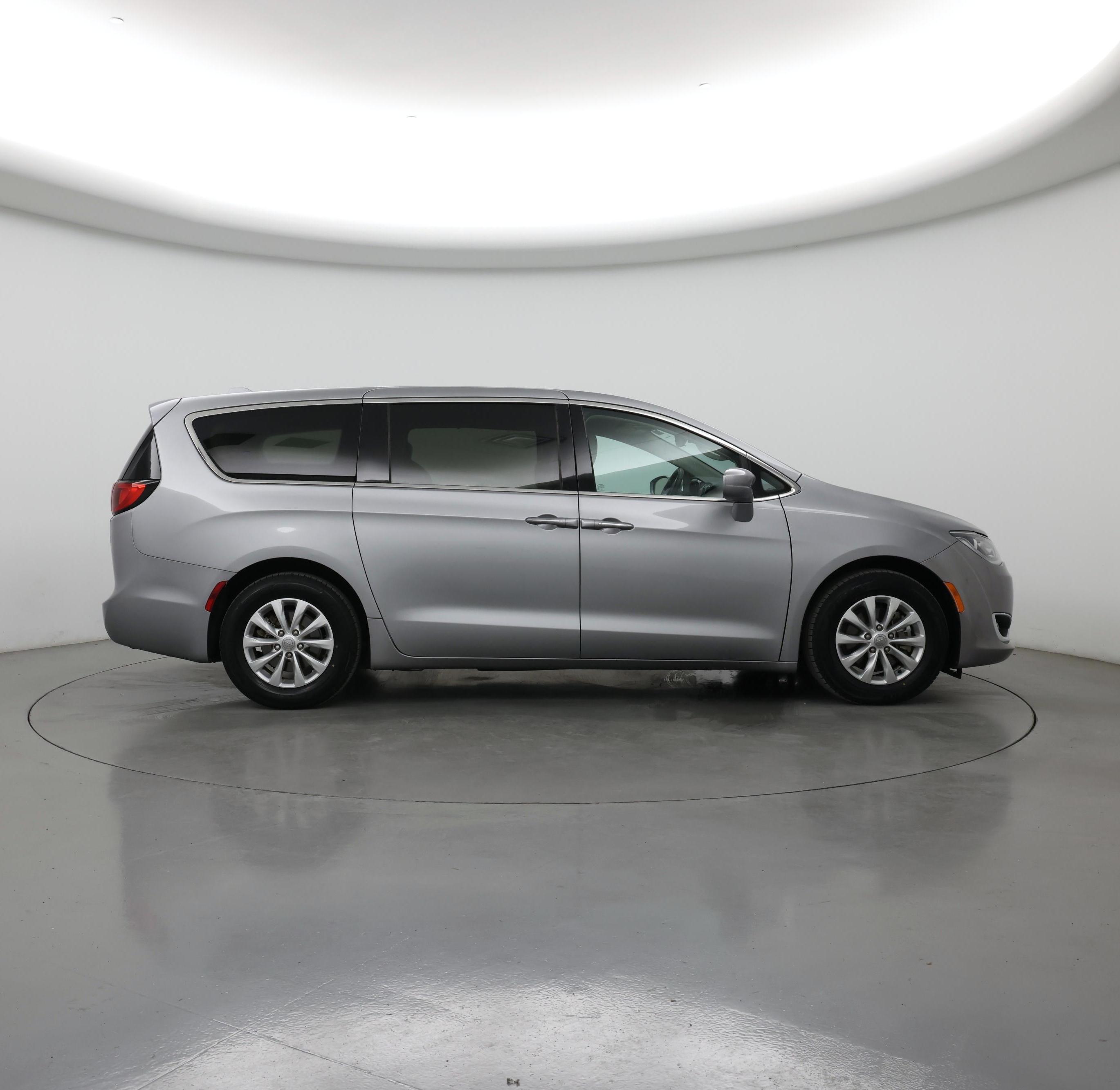 Thumbnail: 2018 Chrysler Pacifica - 7