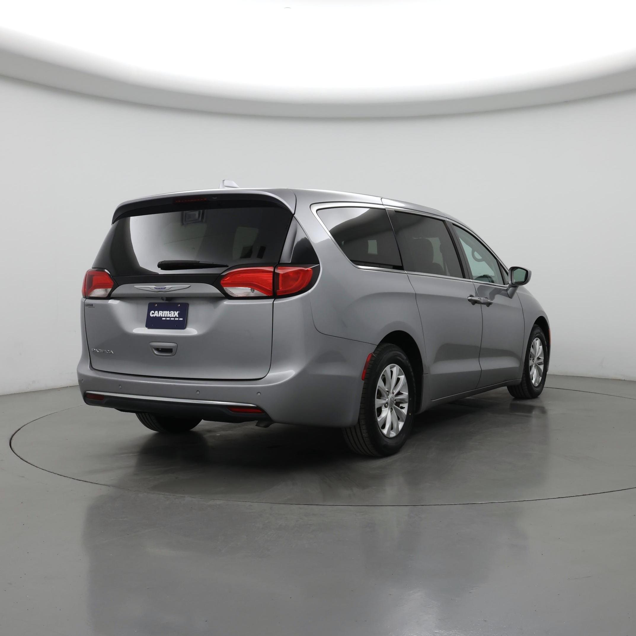 Thumbnail: 2018 Chrysler Pacifica - 8