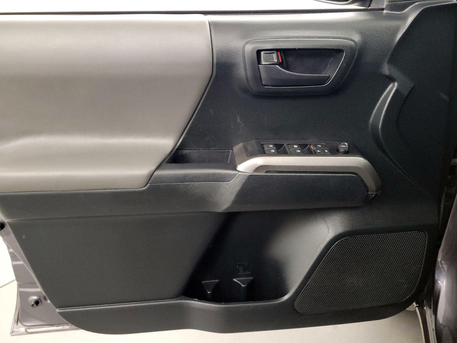 Thumbnail: 2019 Toyota Tacoma - 12