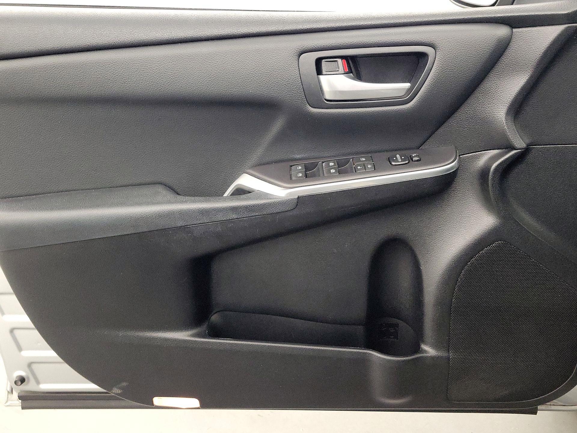 Thumbnail: 2016 Toyota Camry - 12