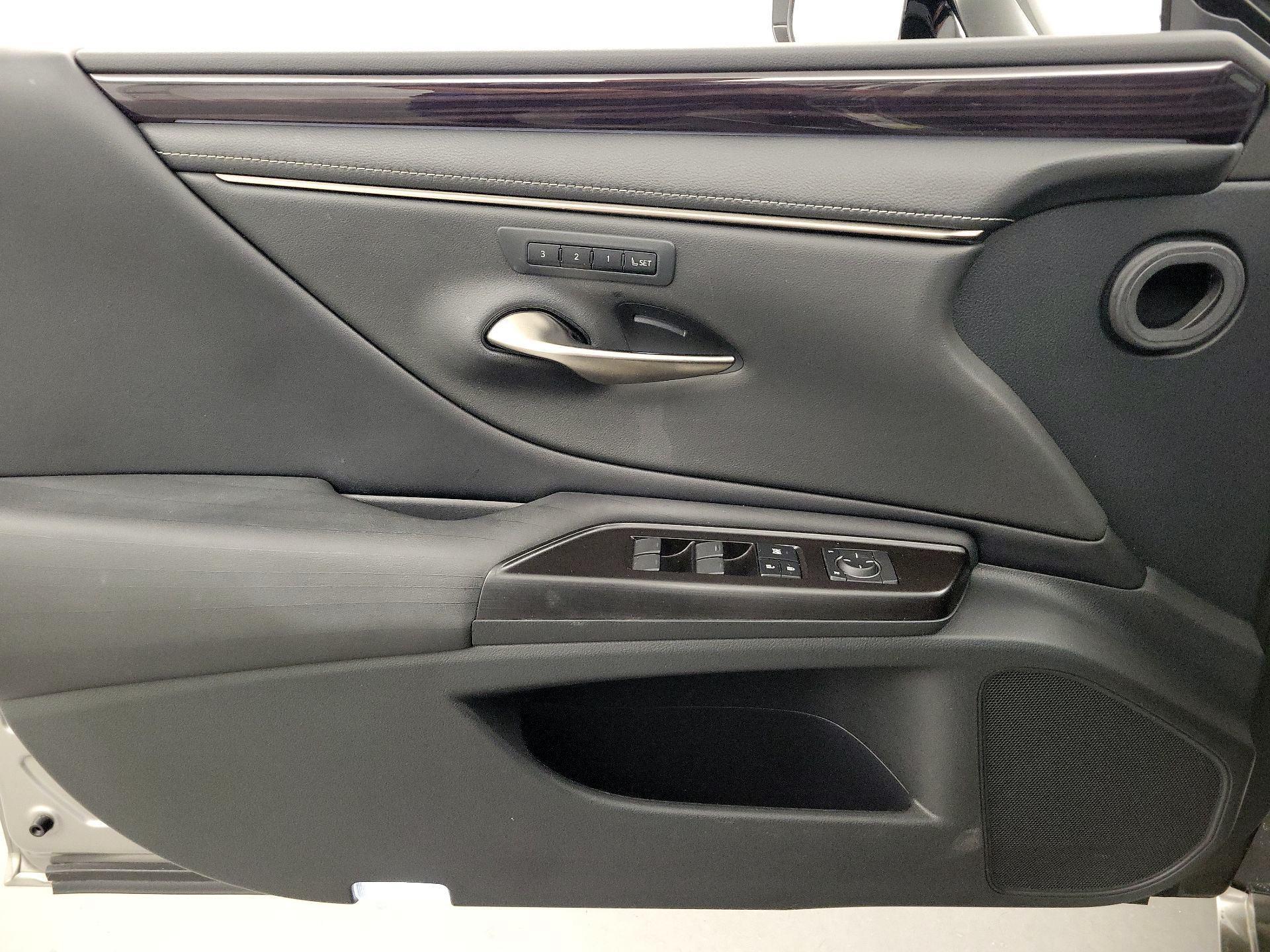 Thumbnail: 2019 Lexus ES - 12