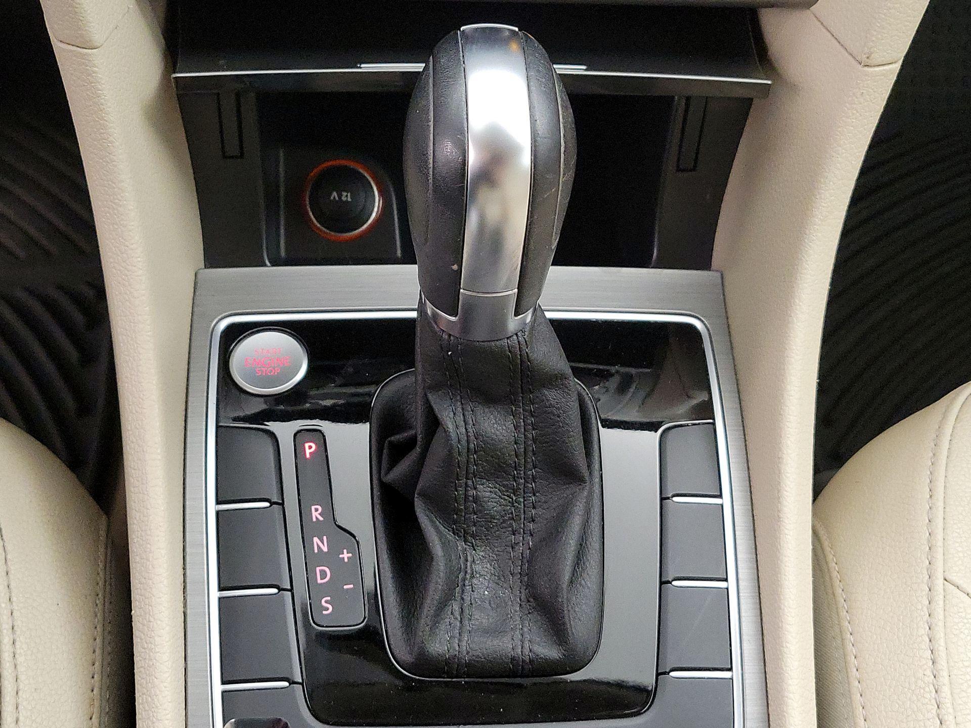 Thumbnail: 2015 Volkswagen Passat - 18