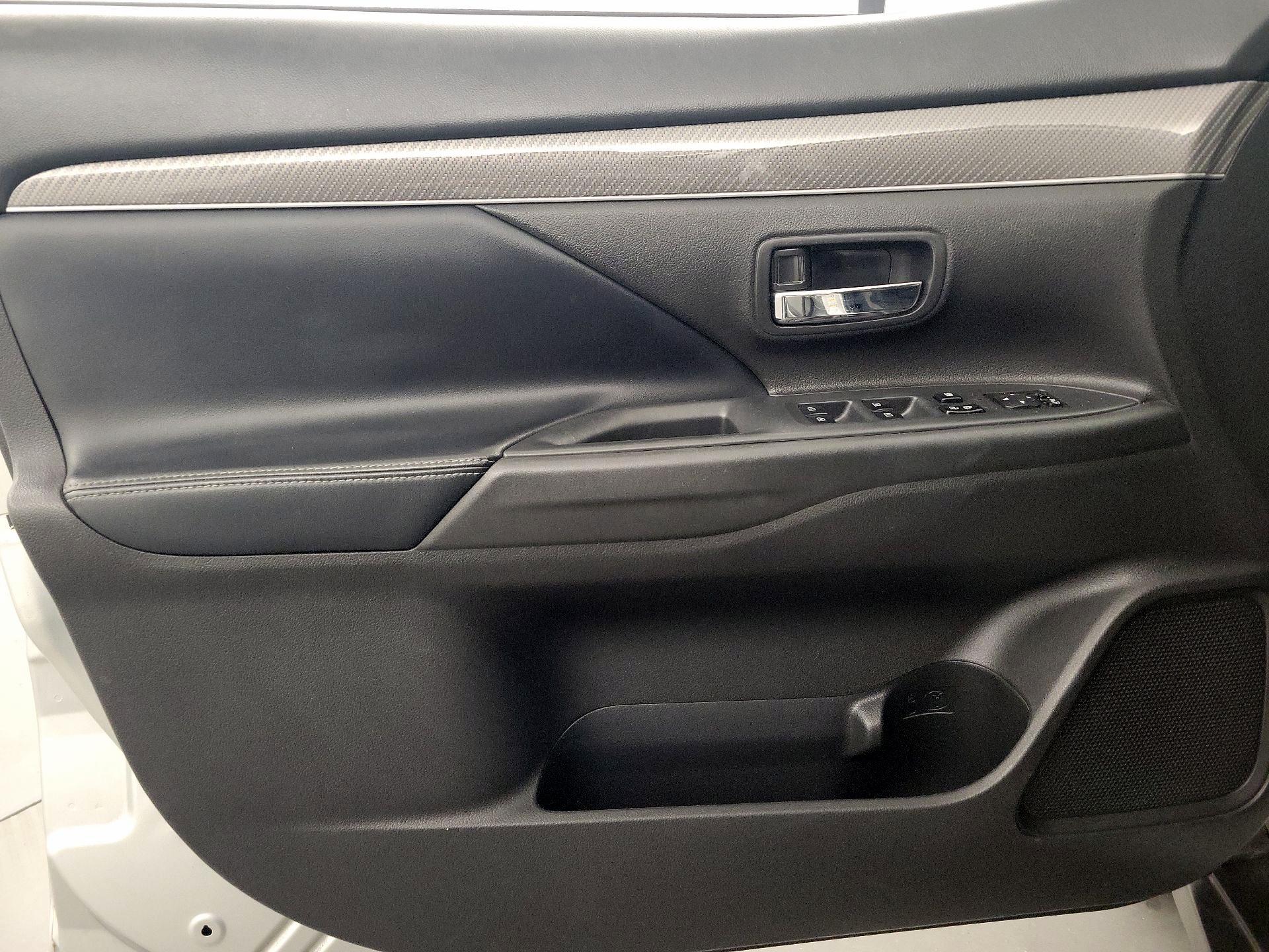 Thumbnail: 2020 Mitsubishi Outlander - 12