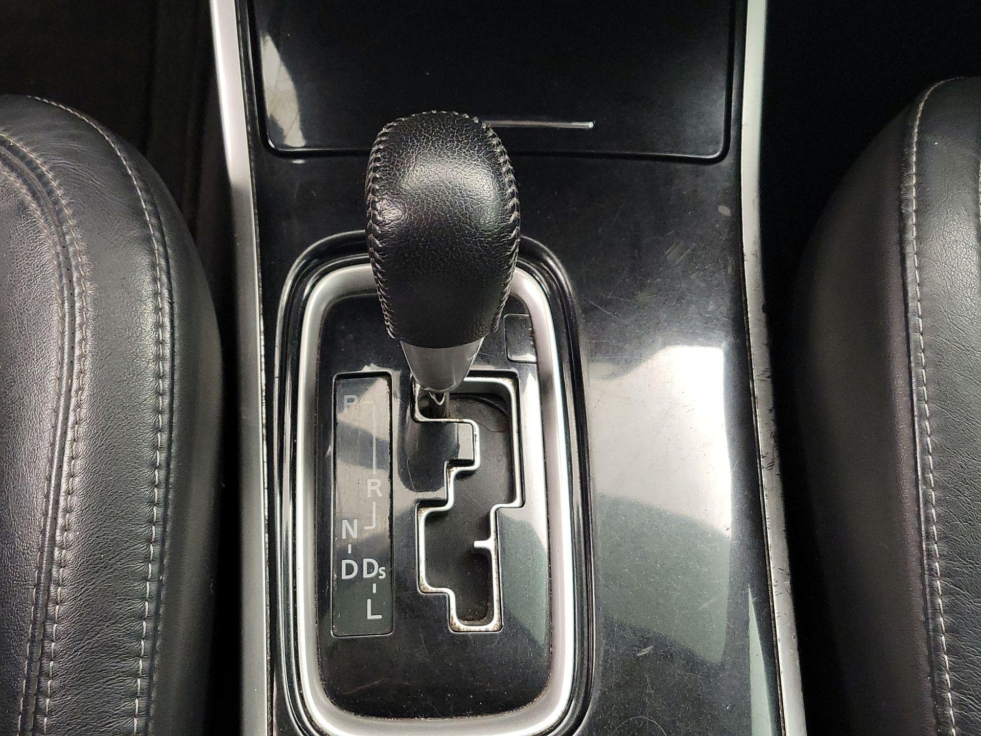 Thumbnail: 2020 Mitsubishi Outlander - 17