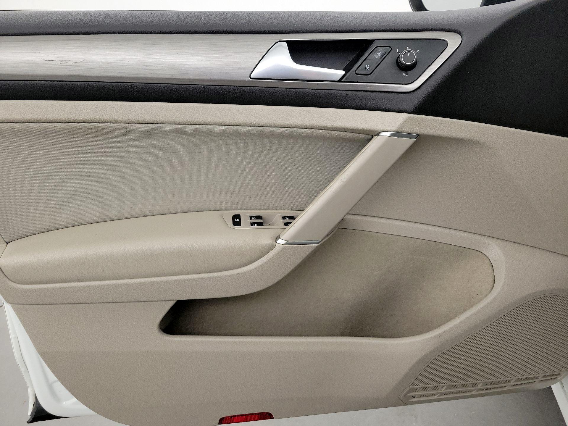 Thumbnail: 2016 Volkswagen Golf - 12