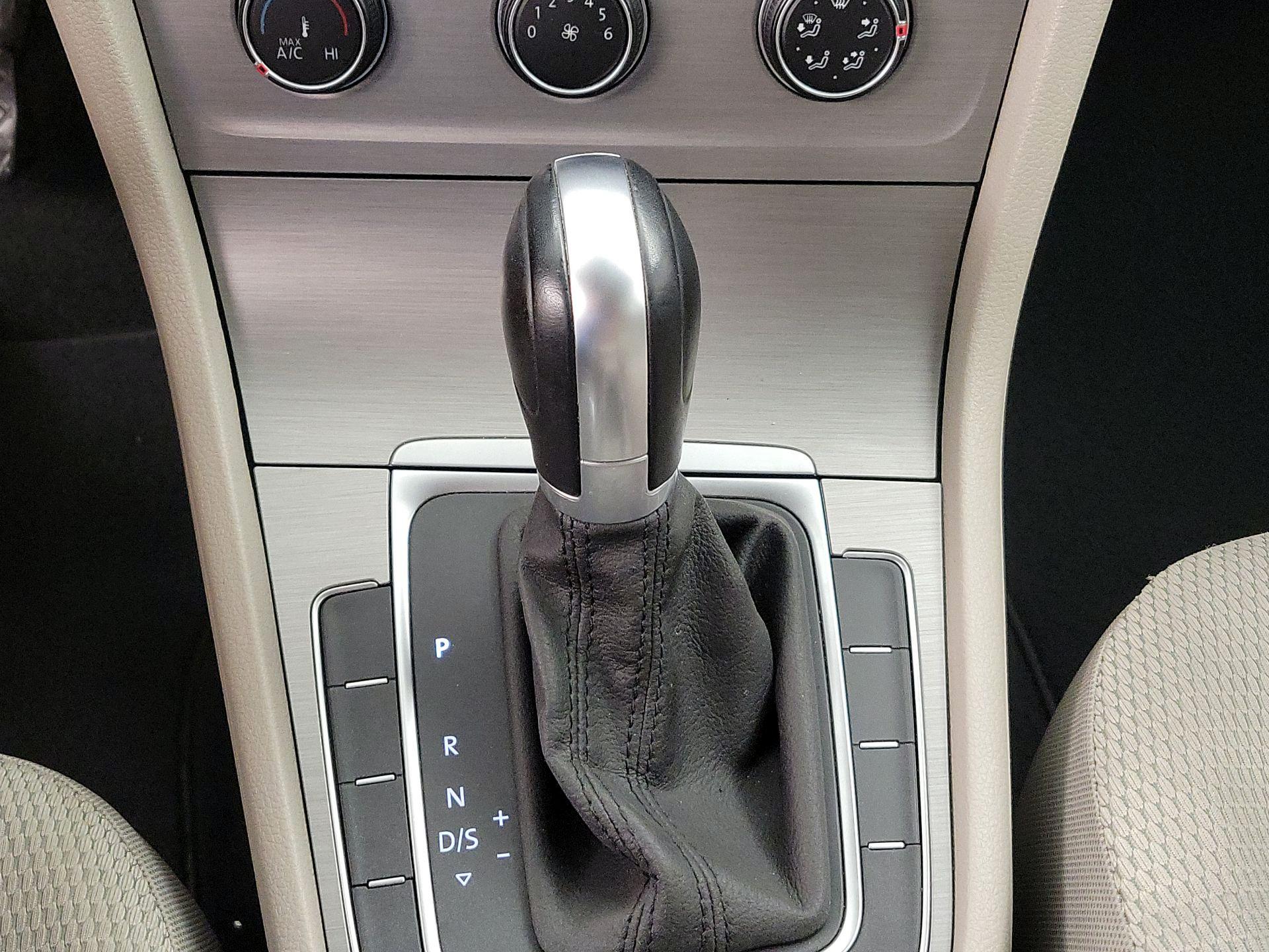 Thumbnail: 2016 Volkswagen Golf - 17