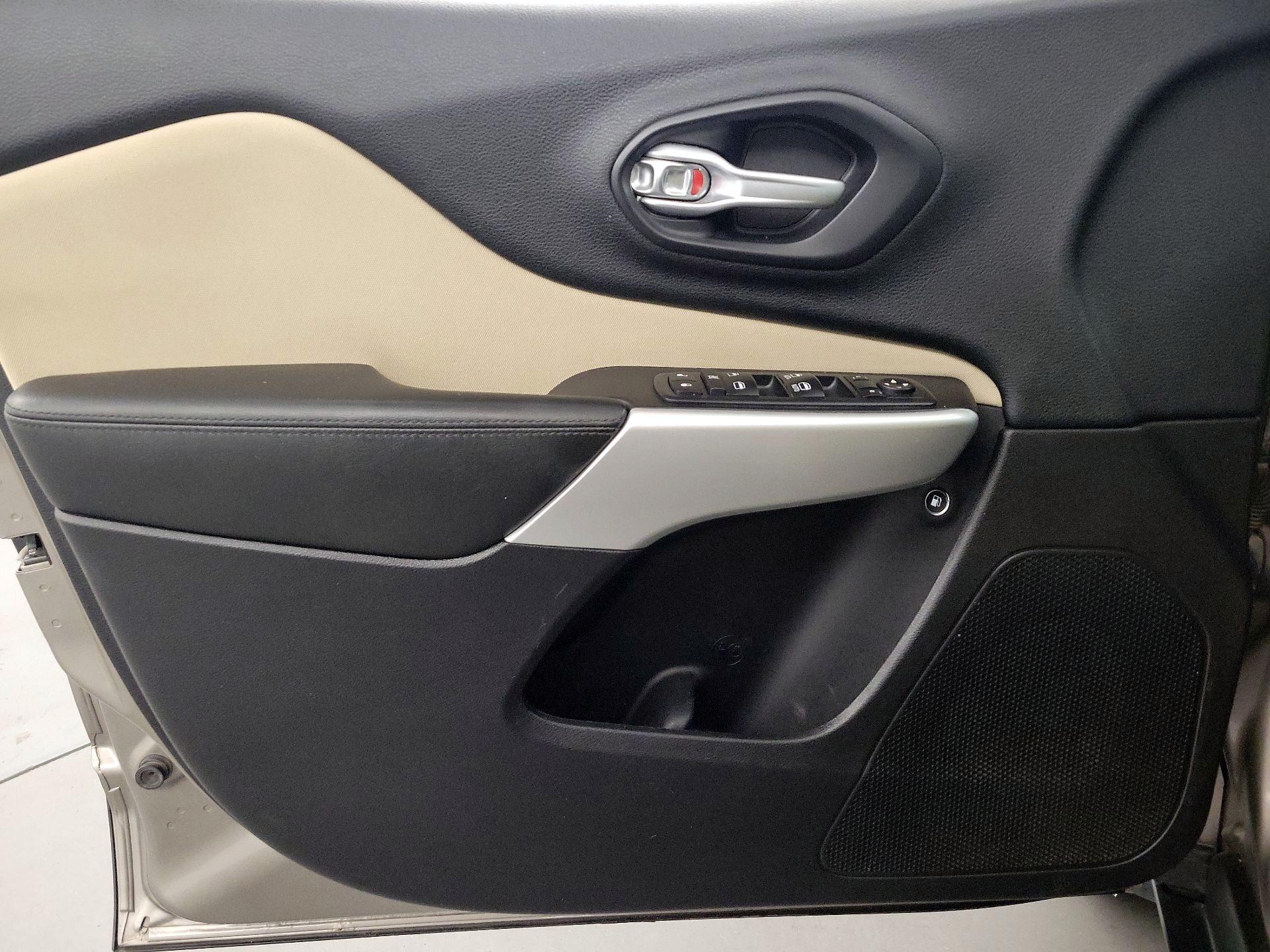 Thumbnail: 2017 Jeep Cherokee - 12