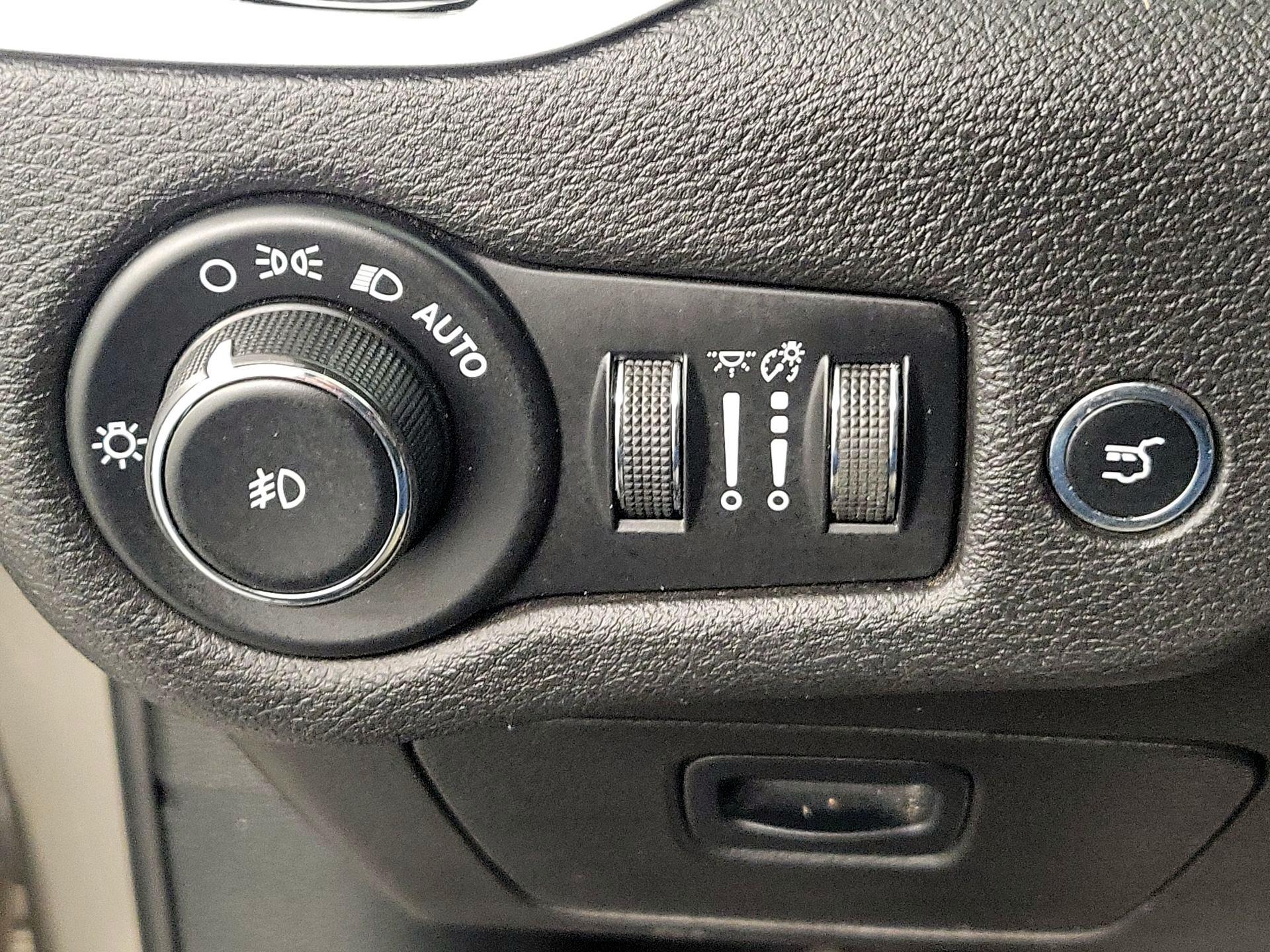 Thumbnail: 2017 Jeep Cherokee - 13