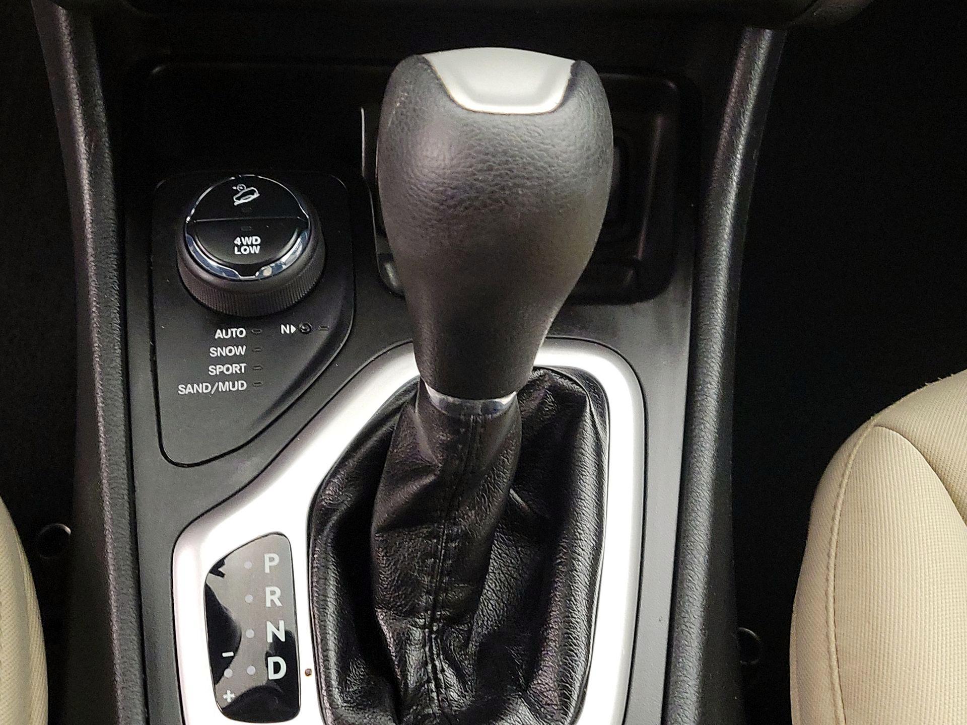 Thumbnail: 2017 Jeep Cherokee - 17