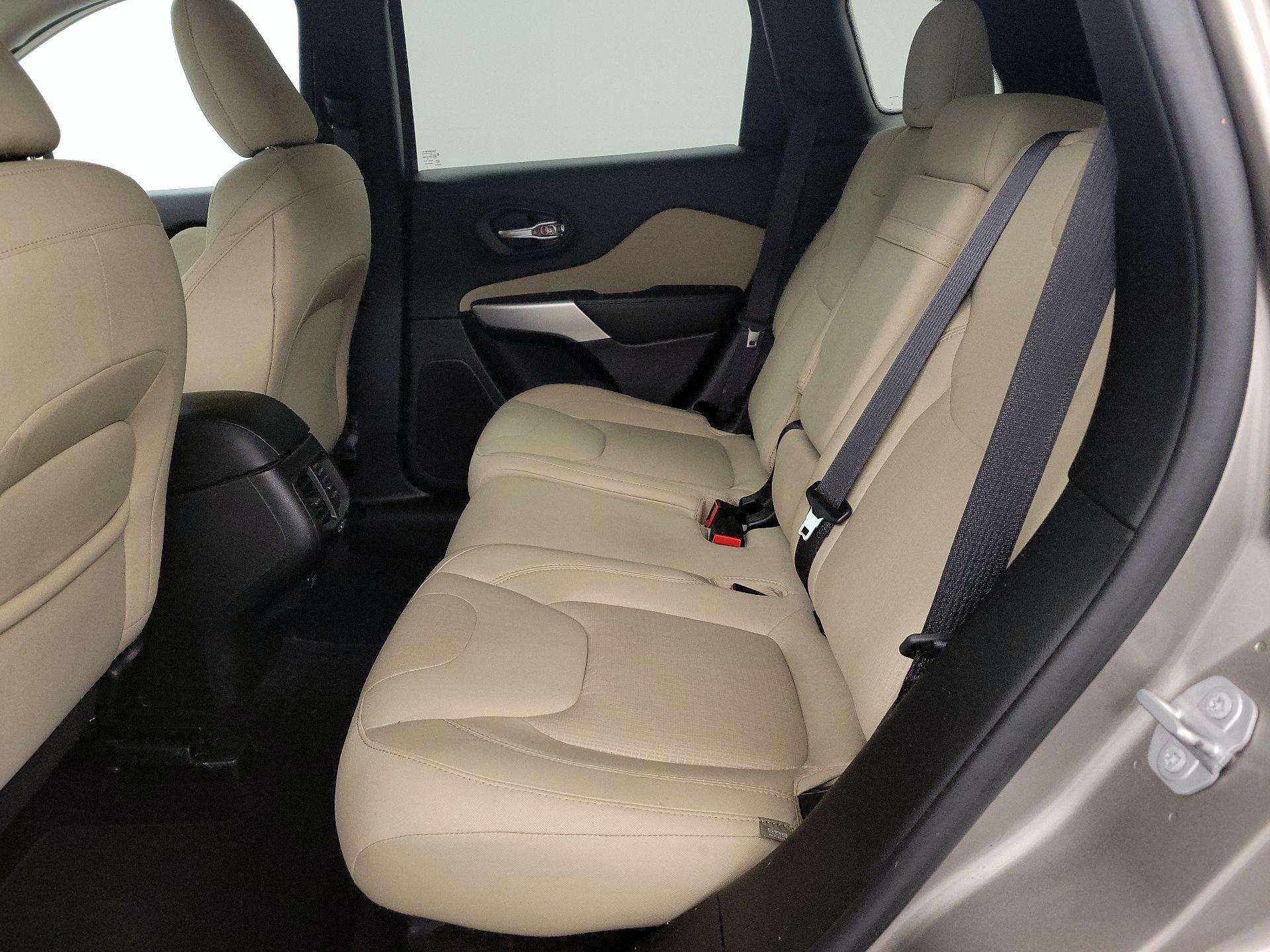 Thumbnail: 2017 Jeep Cherokee - 19