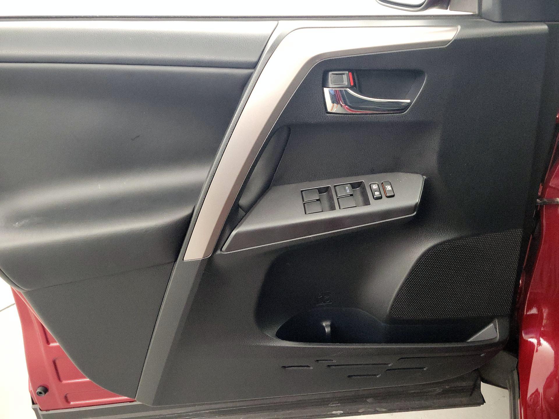 Thumbnail: 2018 Toyota RAV4 - 12